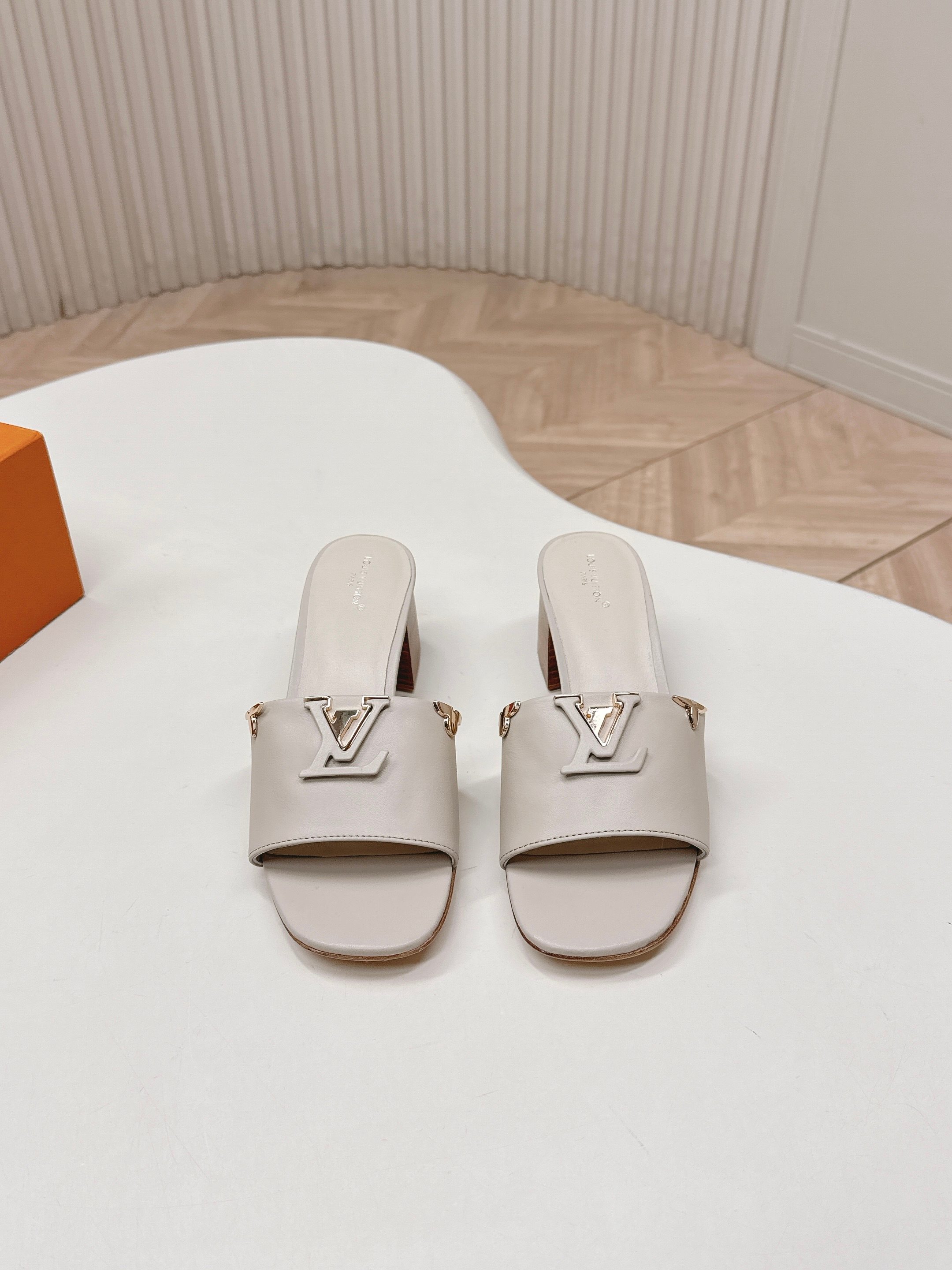 Louis Vuitton 5 5cm粗跟 LV驴牌 2026系列 春夏新款高跟凉拖鞋 楦型百搭瘦脚yyds
