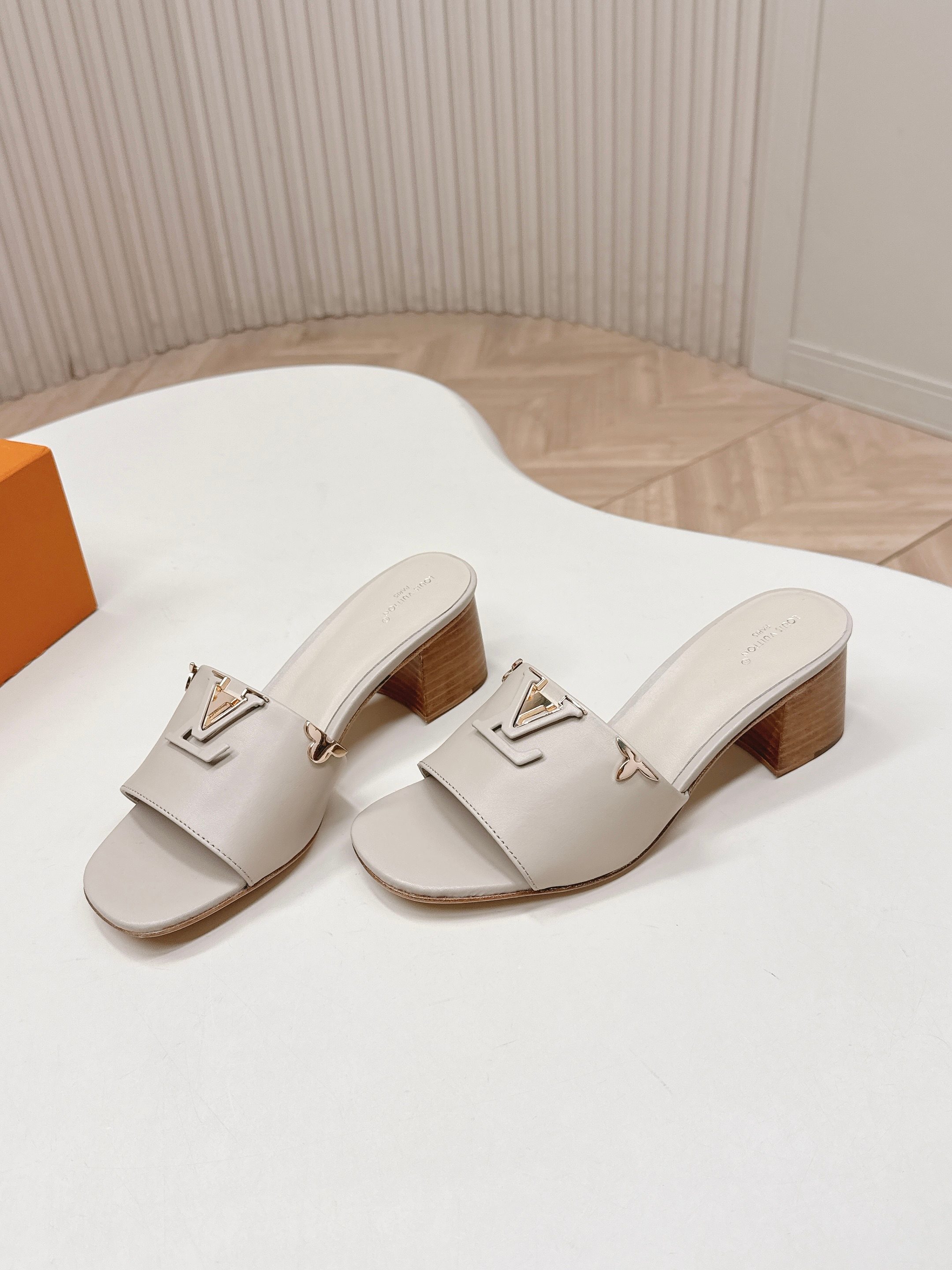 NO:747802,5.5cm thick heel from LV Donkey brand 2026 series new high-heeled sandals and slippers for spring and summer. Versatile last shape and slim feet yyds. Three-dimensional and full shape. Comfortable on the foot. Original mold buckle hardware, very retro style and full of aura. The original presbyopic design style is very classic. Perfect details. Upper cowhide. Lining: Sheepskin. Outsole: Italian genuine leather. Size: 35-40 41.42 order, slippers, louis  vuitton,louis vuitton,slippers,cowhide,sheepskin,leather soles198609095.5cm粗跟 出LV驴牌 2026系列 春夏新款高跟凉拖鞋 楦型百搭瘦脚yyds.造型立体饱满 上脚舒适 原版模具饰扣五金,非常复古风、气场十足,原版老花设计风格非常经典 细节完美  鞋面牛皮面 内里: 羊皮 大底:意大利真皮大底 Size: 35-40 41.42订,拖鞋,louis vuitton,louis vuitton,slippers,cowhide,sheepskin,Leather soles,Women's Shoes