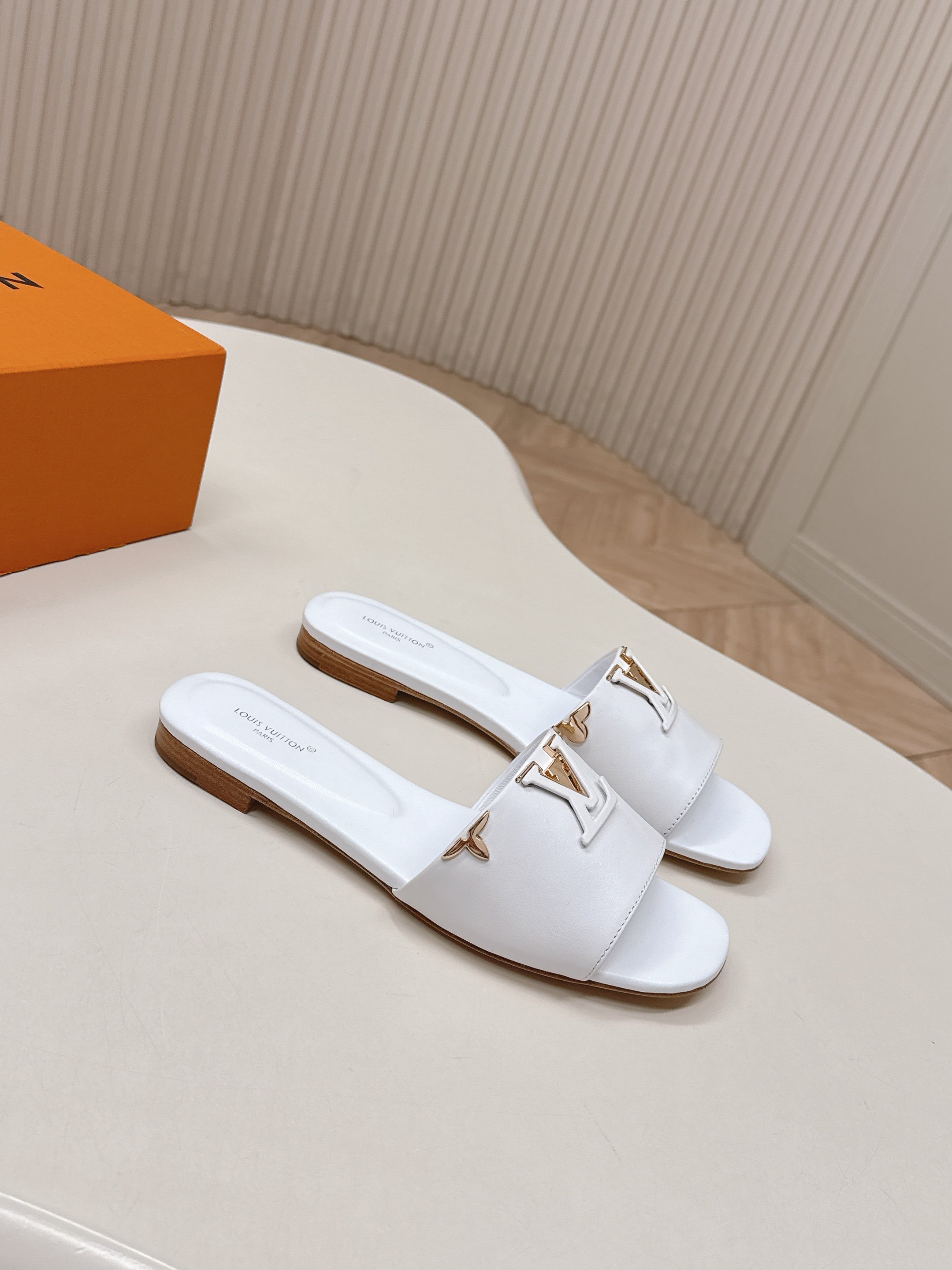 Louis Vuitton 平跟款 LV驴牌 2026系列 春夏新款高跟凉拖鞋 楦型百搭瘦脚yyds 造型立体饱满 上脚舒适 模具饰扣五金