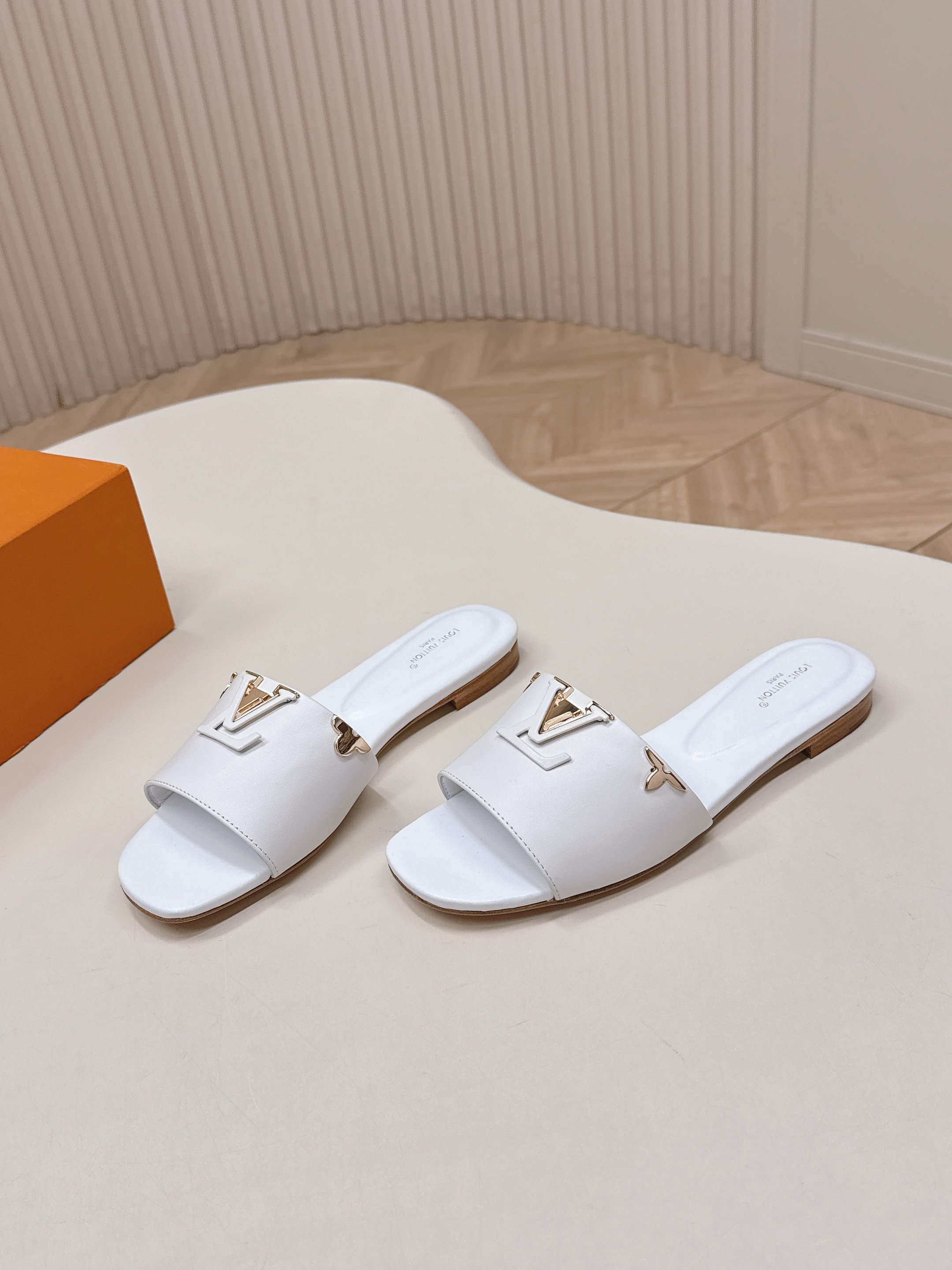 Louis Vuitton 平跟款 LV驴牌 2026系列 春夏新款高跟凉拖鞋 楦型百搭瘦脚yyds 造型立体饱满 上脚舒适 模具饰扣五金