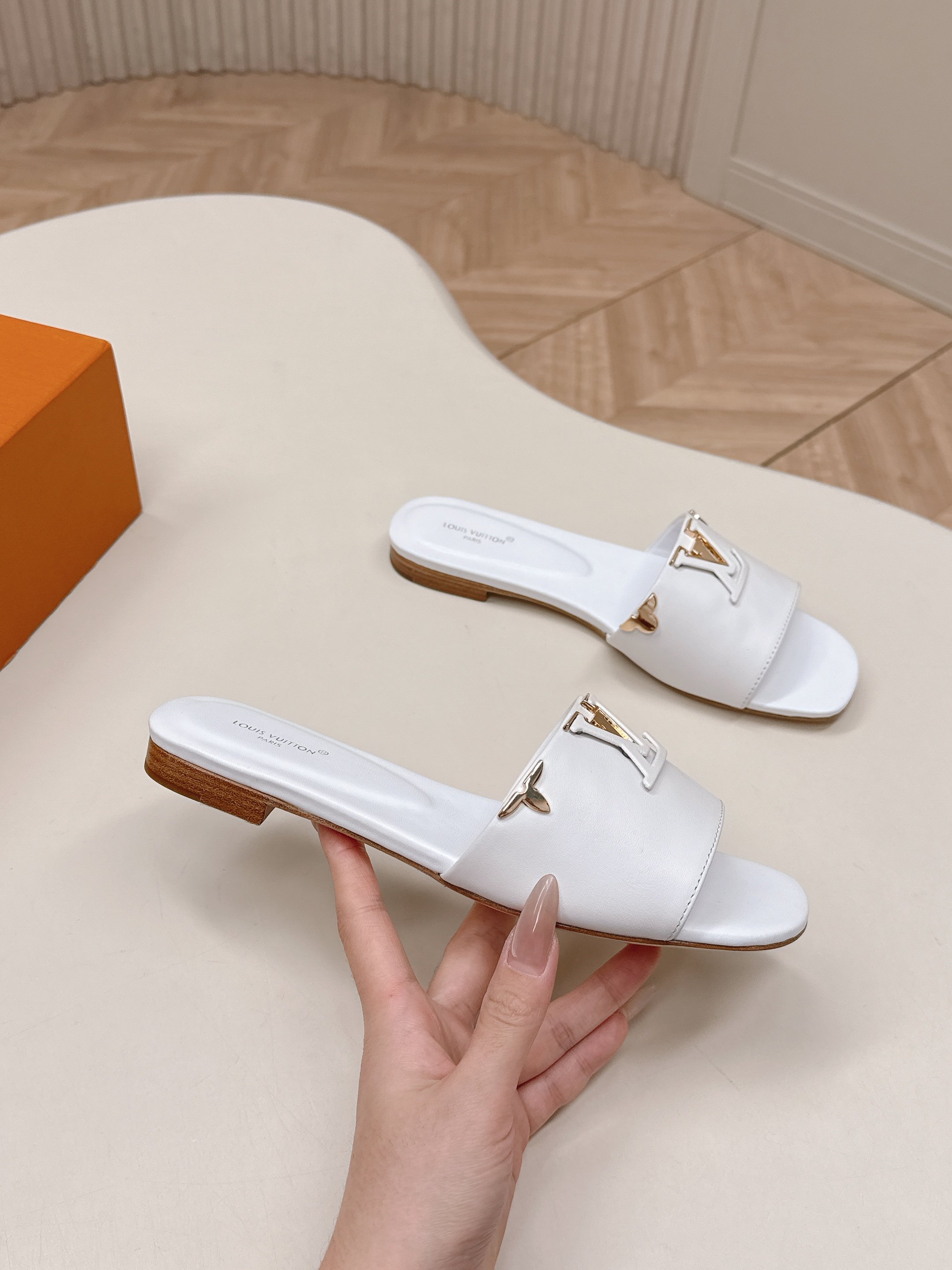 Louis Vuitton 平跟款 LV驴牌 2026系列 春夏新款高跟凉拖鞋 楦型百搭瘦脚yyds 造型立体饱满 上脚舒适 模具饰扣五金