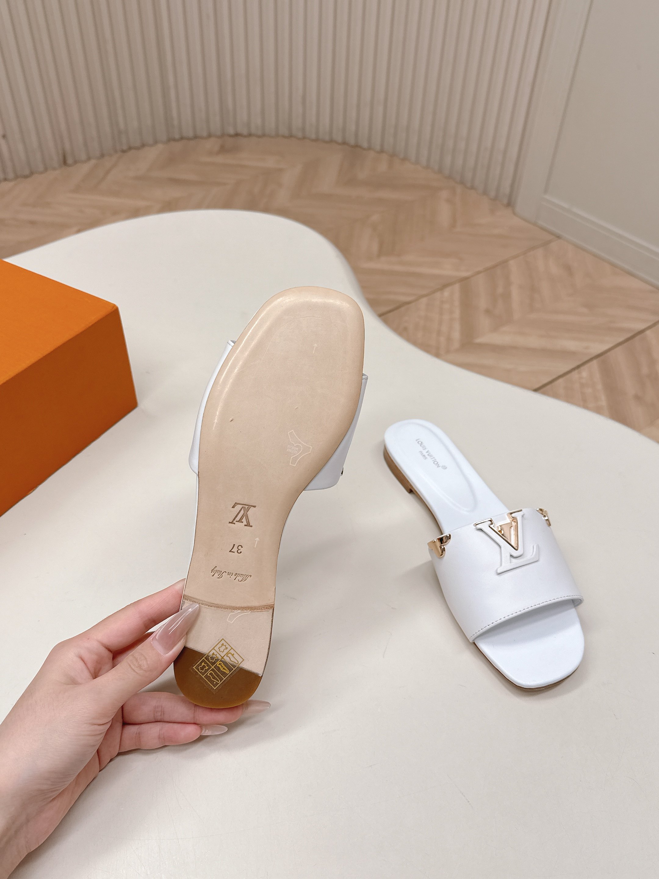 Louis Vuitton 平跟款 LV驴牌 2026系列 春夏新款高跟凉拖鞋 楦型百搭瘦脚yyds 造型立体饱满 上脚舒适 模具饰扣五金