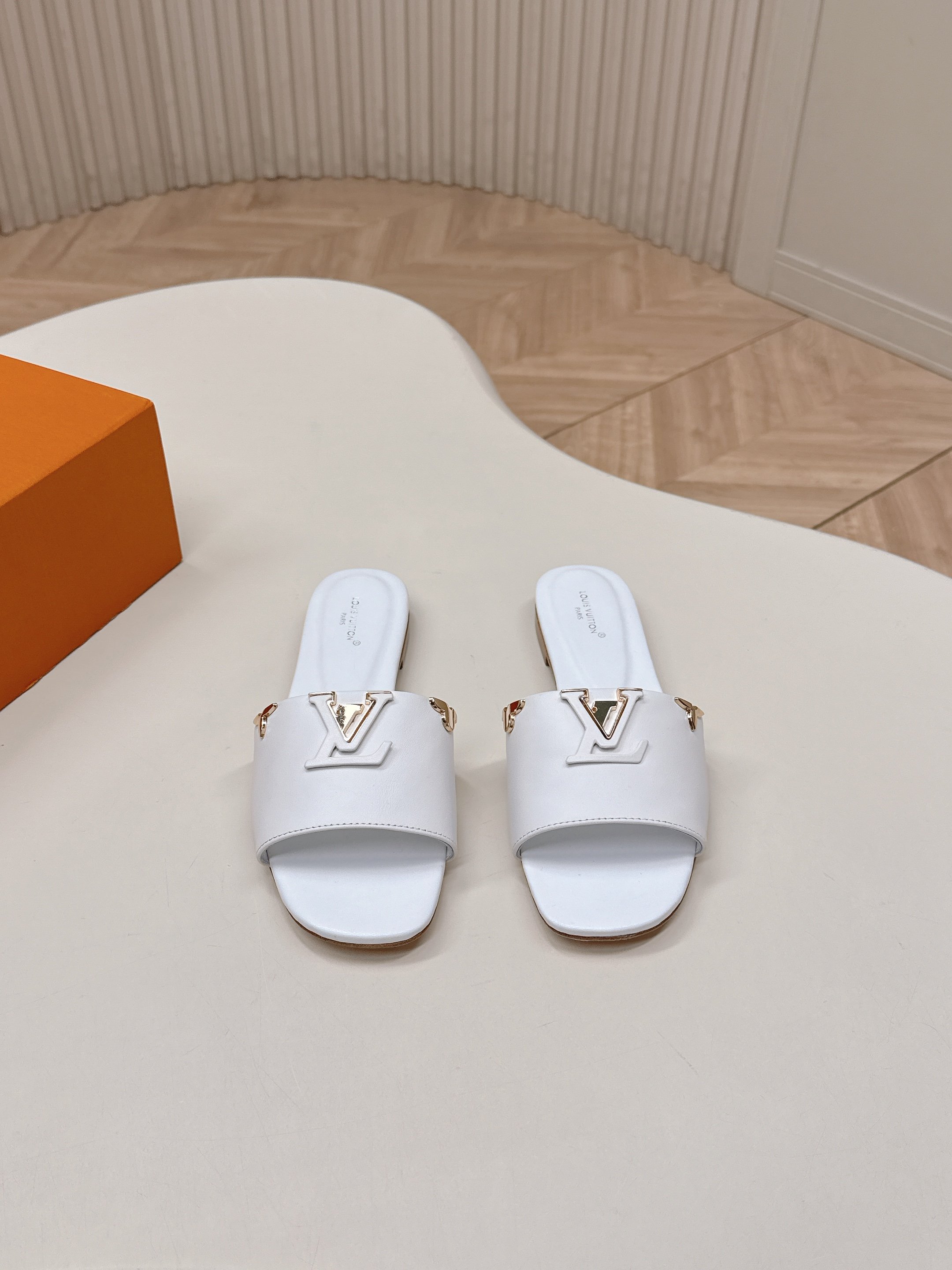 Louis Vuitton 平跟款 LV驴牌 2026系列 春夏新款高跟凉拖鞋 楦型百搭瘦脚yyds 造型立体饱满 上脚舒适 模具饰扣五金