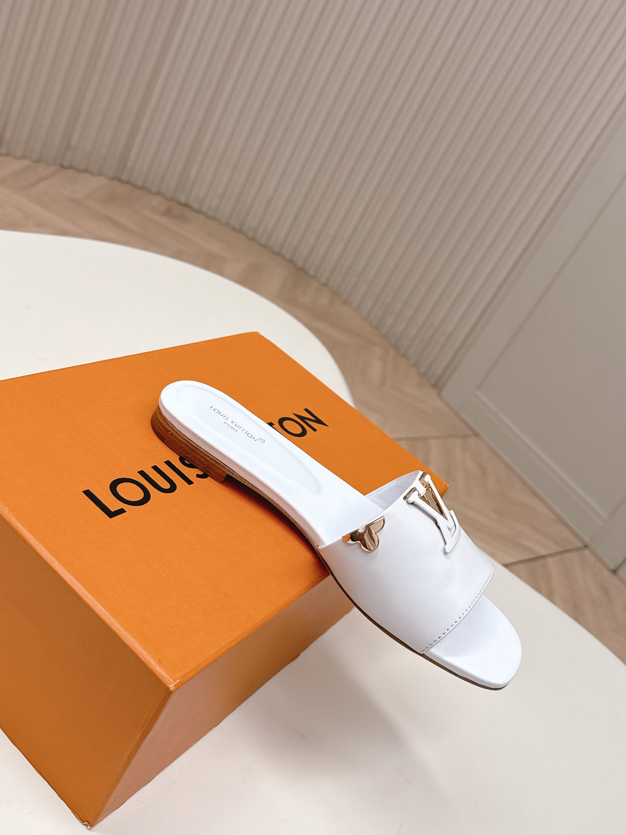 Louis Vuitton 平跟款 LV驴牌 2026系列 春夏新款高跟凉拖鞋 楦型百搭瘦脚yyds 造型立体饱满 上脚舒适 模具饰扣五金