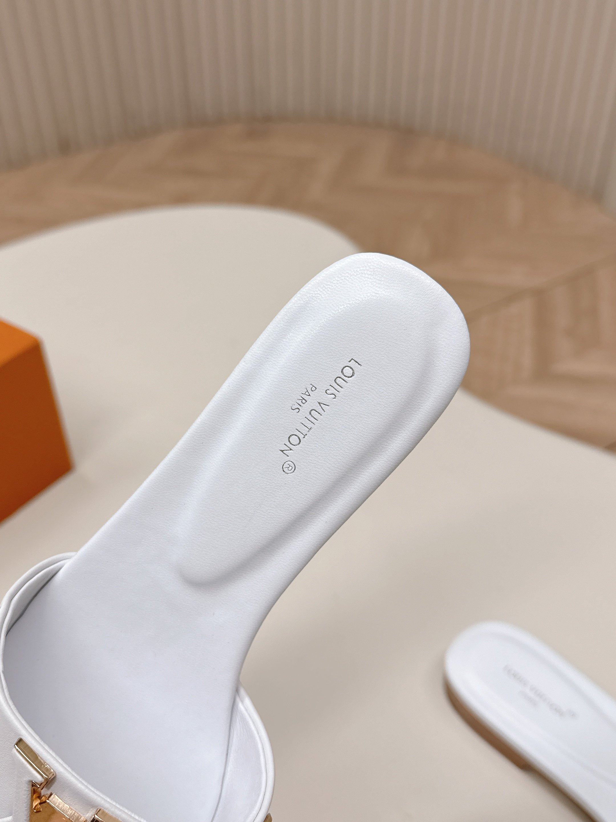 Louis Vuitton 平跟款 LV驴牌 2026系列 春夏新款高跟凉拖鞋 楦型百搭瘦脚yyds 造型立体饱满 上脚舒适 模具饰扣五金