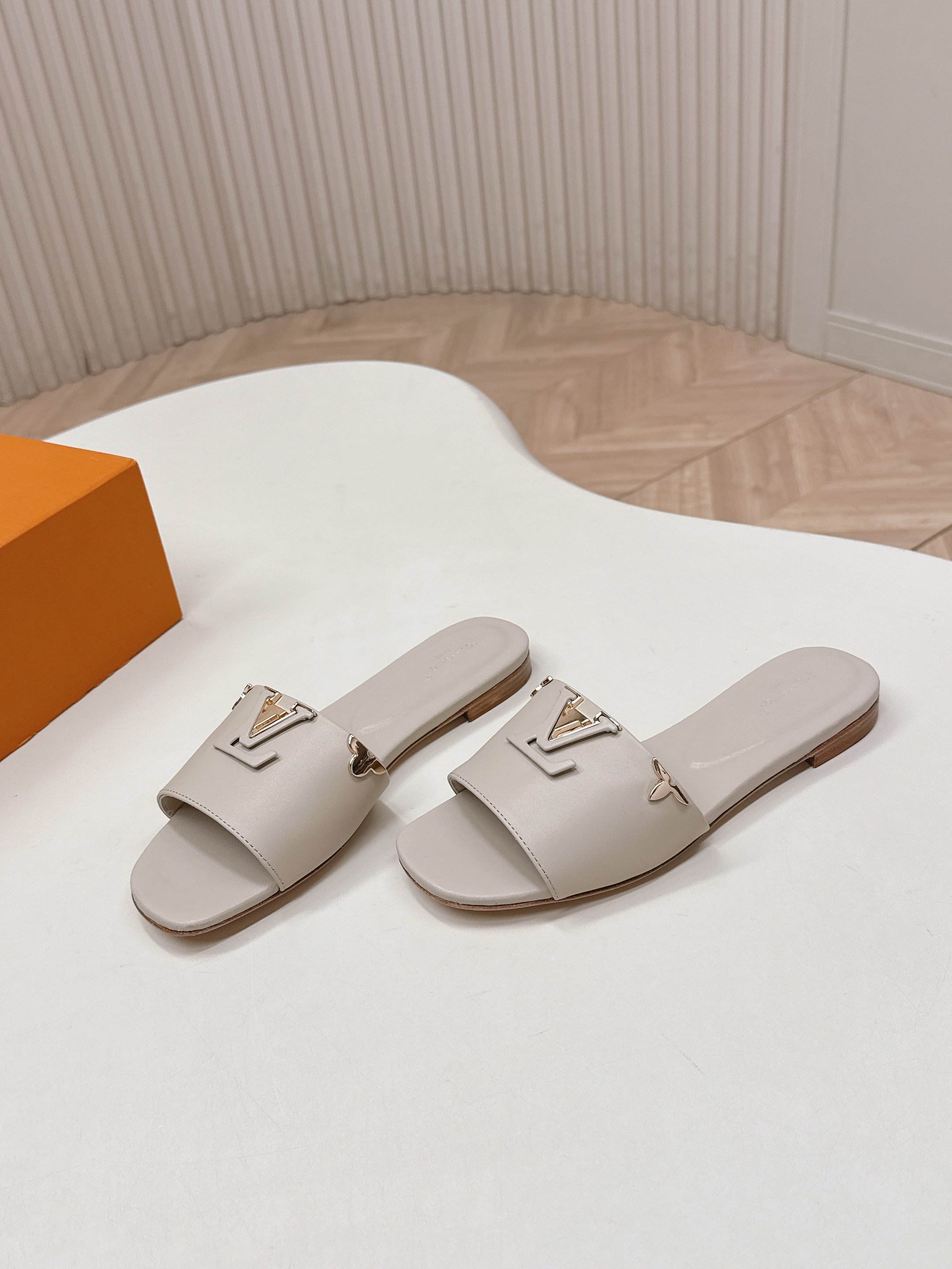 Louis Vuitton 平跟款 LV驴牌 2026系列 春夏新款高跟凉拖鞋 楦型百搭瘦脚yyds 造型立体饱满 上脚舒适 模具饰扣五金