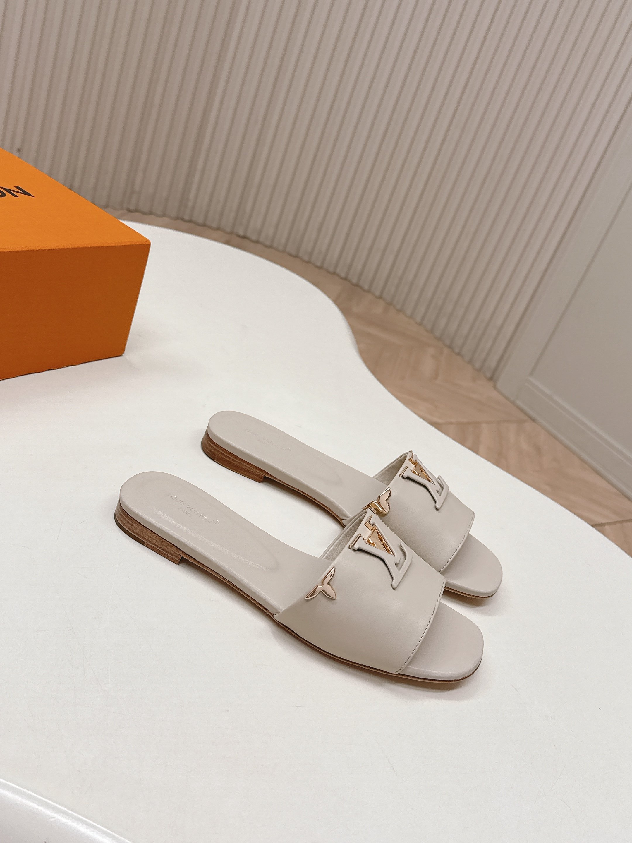 Louis Vuitton 平跟款 LV驴牌 2026系列 春夏新款高跟凉拖鞋 楦型百搭瘦脚yyds 造型立体饱满 上脚舒适 模具饰扣五金