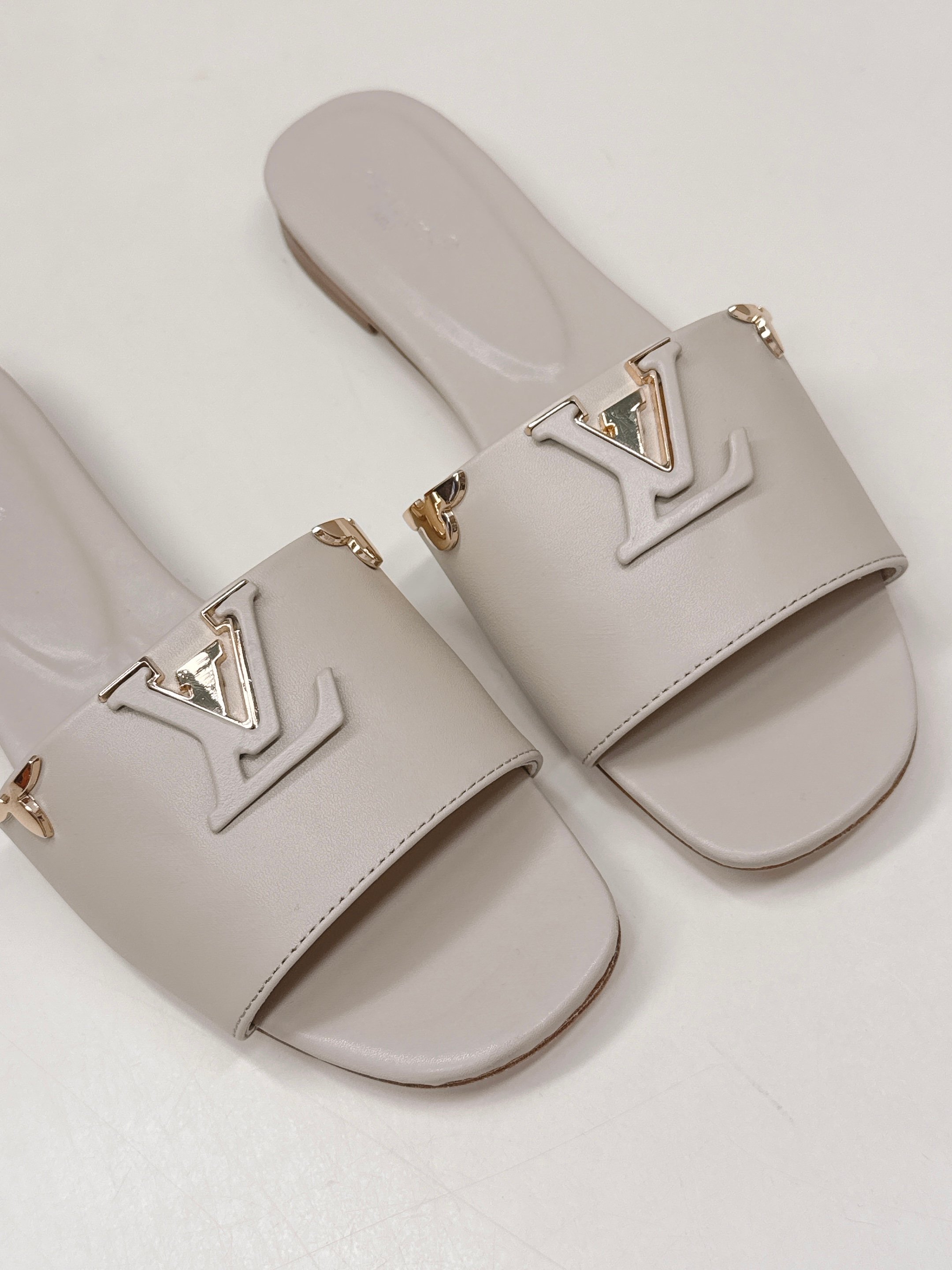 Louis Vuitton 平跟款 LV驴牌 2026系列 春夏新款高跟凉拖鞋 楦型百搭瘦脚yyds 造型立体饱满 上脚舒适 模具饰扣五金