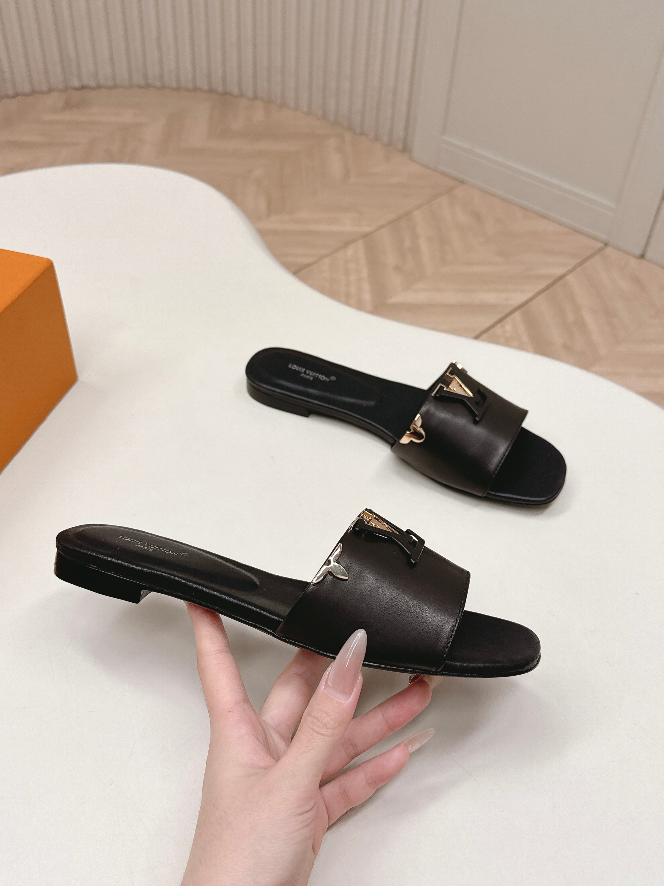 Louis Vuitton 平跟款 LV驴牌 2026系列 春夏新款高跟凉拖鞋 楦型百搭瘦脚yyds 造型立体饱满 上脚舒适 模具饰扣五金