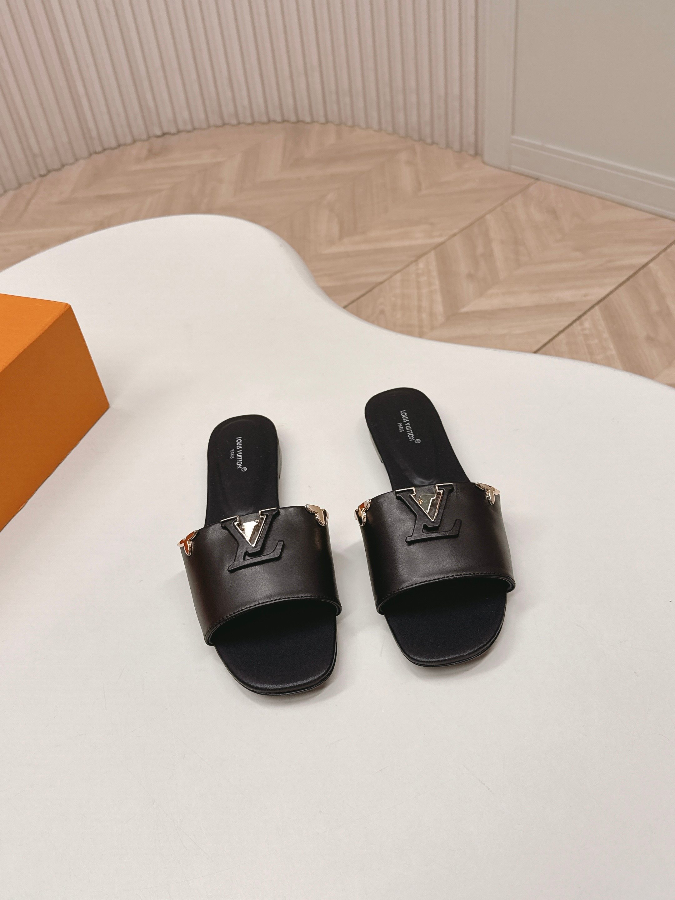 NO:747808,Flat-heeled model from LV Donkey brand 2026 series new high-heeled sandals for spring and summer. Versatile last shape and slim feet yyds. Three-dimensional and full shape, comfortable for the upper foot. Original mold buckle hardware, very retro style, full of aura, original presbyopic design style is very classic, perfect details. Upper cowhide surface. Lining: sheepskin. Outsole: Italian genuine leather outsole. Size: 35-40 41.42 order, slippers, louis.  vuitton,louis vuitton,slippers,cowhide,sheepskin,leather soles19860909平跟款 出LV驴牌 2026系列 春夏新款高跟凉拖鞋 楦型百搭瘦脚yyds.造型立体饱满 上脚舒适 原版模具饰扣五金,非常复古风、气场十足,原版老花设计风格非常经典 细节完美  鞋面牛皮面 内里: 羊皮 大底:意大利真皮大底 Size: 35-40 41.42订,拖鞋,louis vuitton,louis vuitton,slippers,cowhide,sheepskin,Leather soles,Women's Shoes