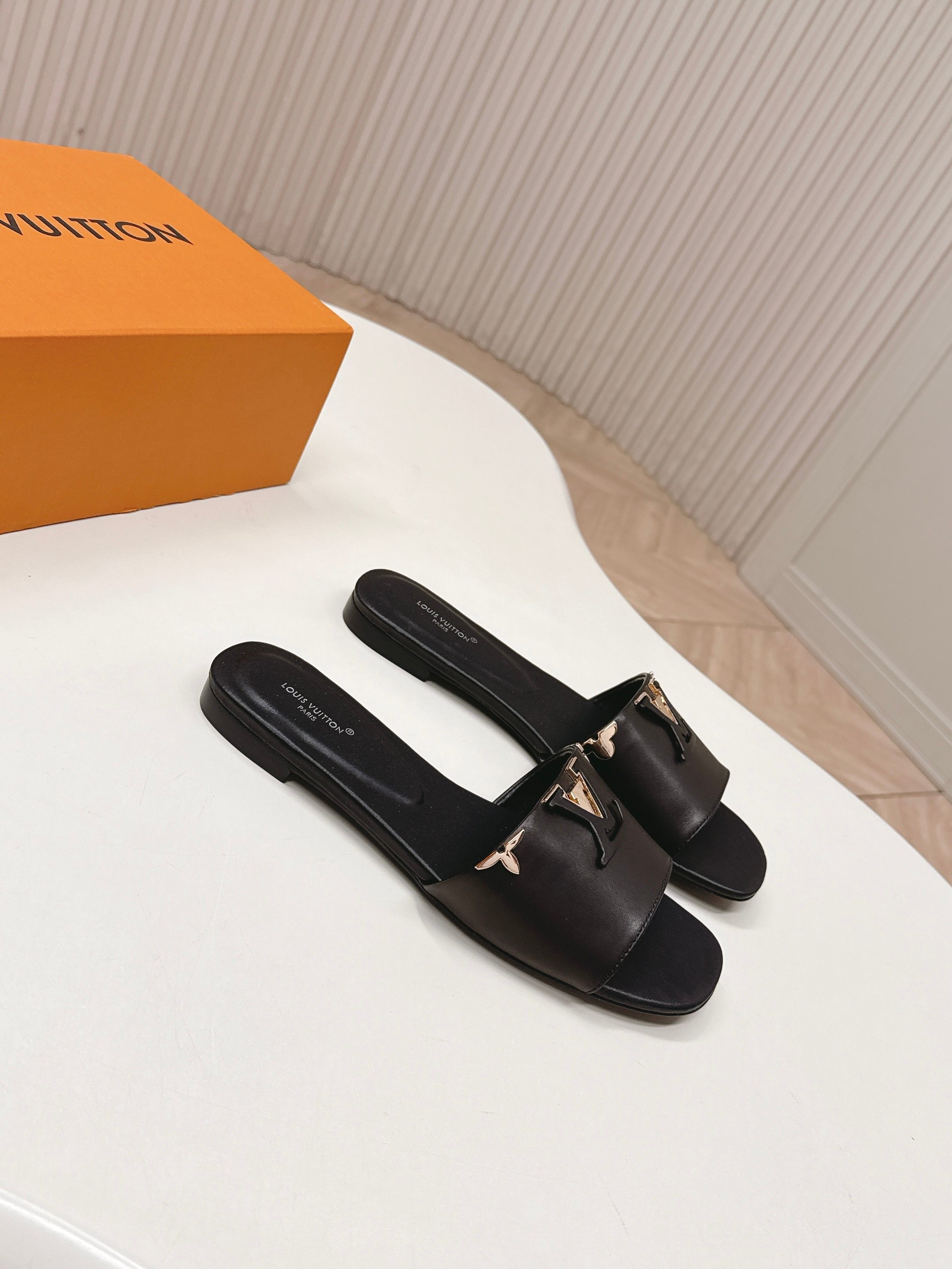 Louis Vuitton 平跟款 LV驴牌 2026系列 春夏新款高跟凉拖鞋 楦型百搭瘦脚yyds 造型立体饱满 上脚舒适 模具饰扣五金