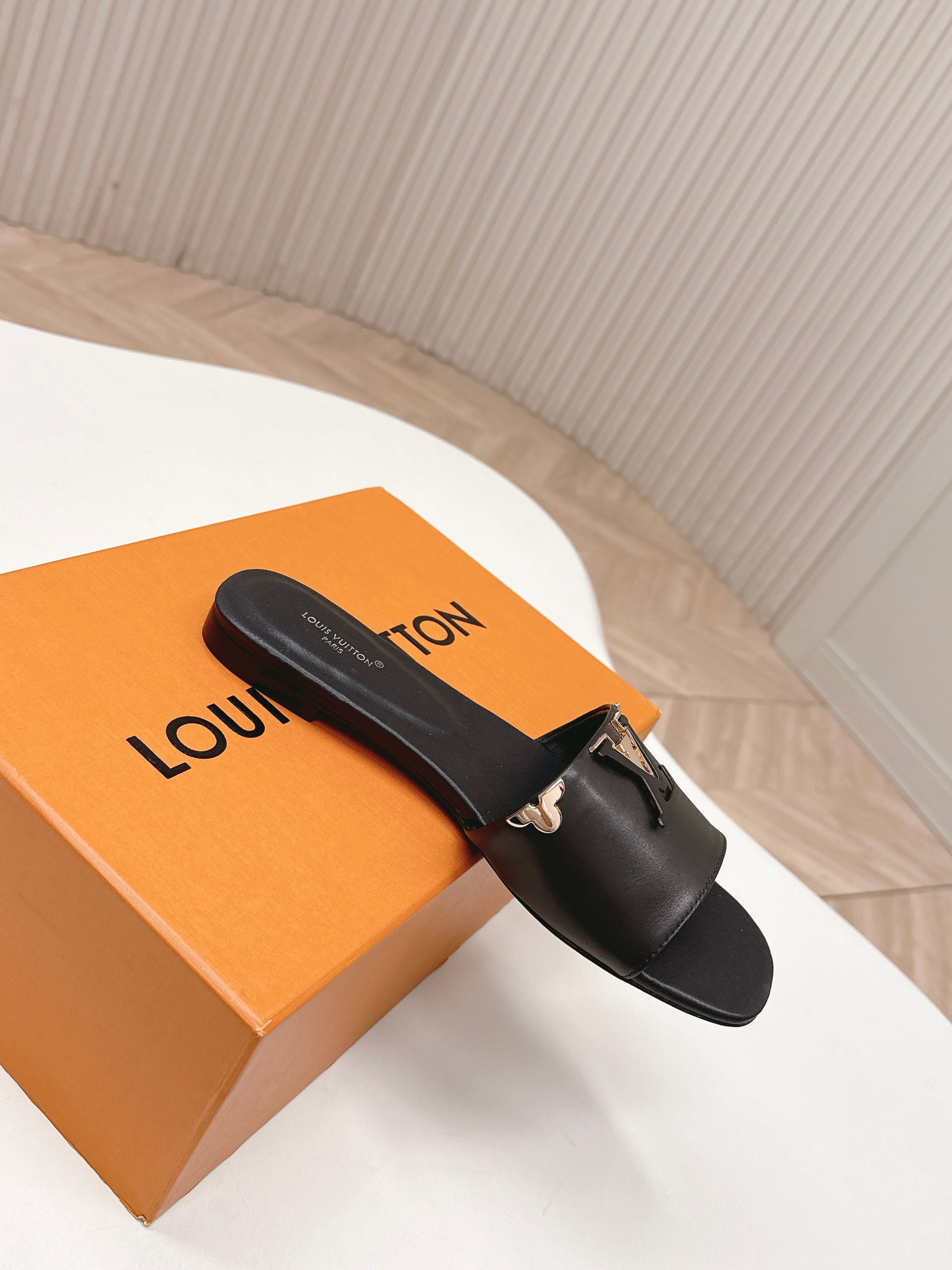 Louis Vuitton 平跟款 LV驴牌 2026系列 春夏新款高跟凉拖鞋 楦型百搭瘦脚yyds 造型立体饱满 上脚舒适 模具饰扣五金