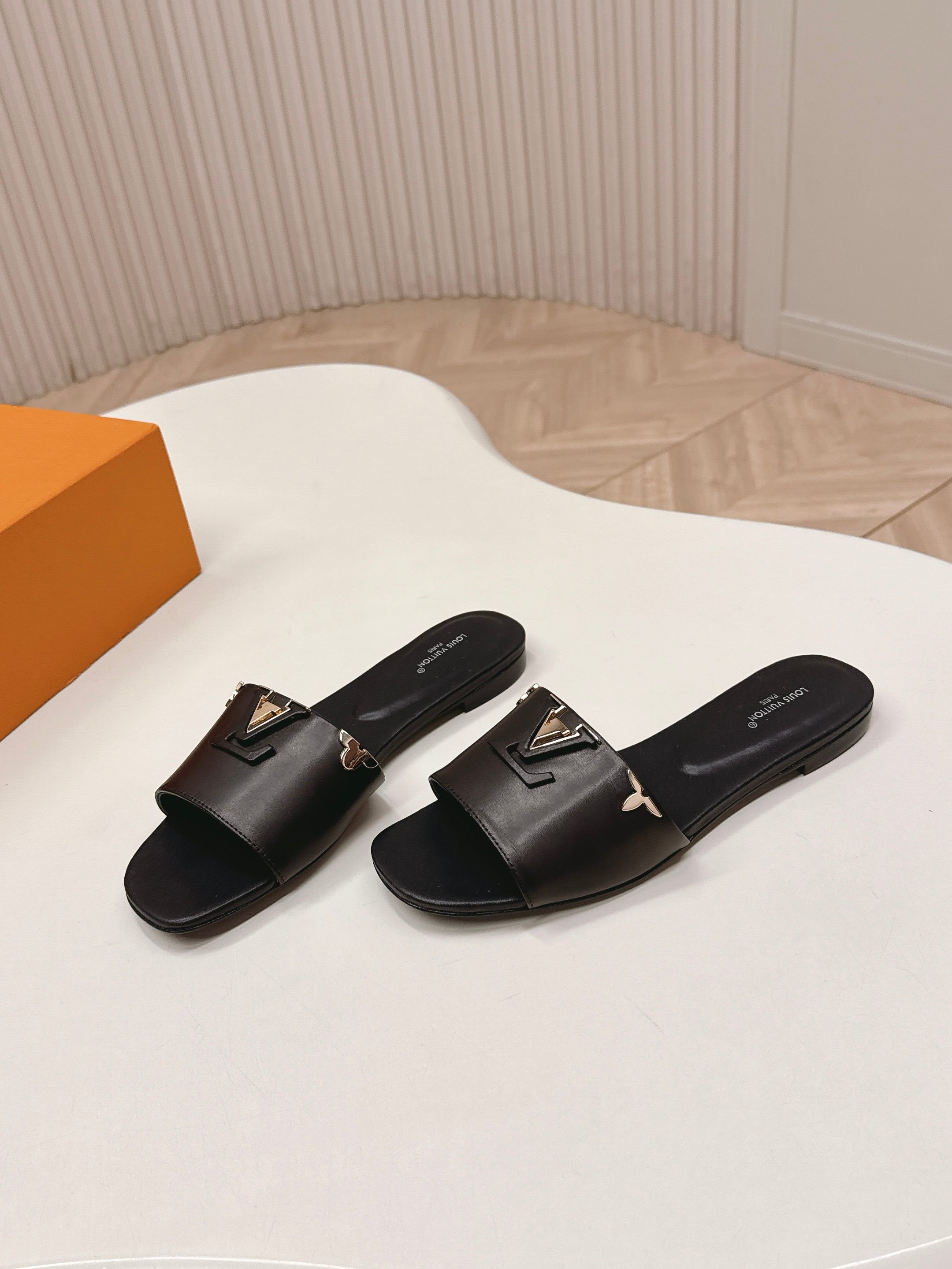 Louis Vuitton 平跟款 LV驴牌 2026系列 春夏新款高跟凉拖鞋 楦型百搭瘦脚yyds 造型立体饱满 上脚舒适 模具饰扣五金