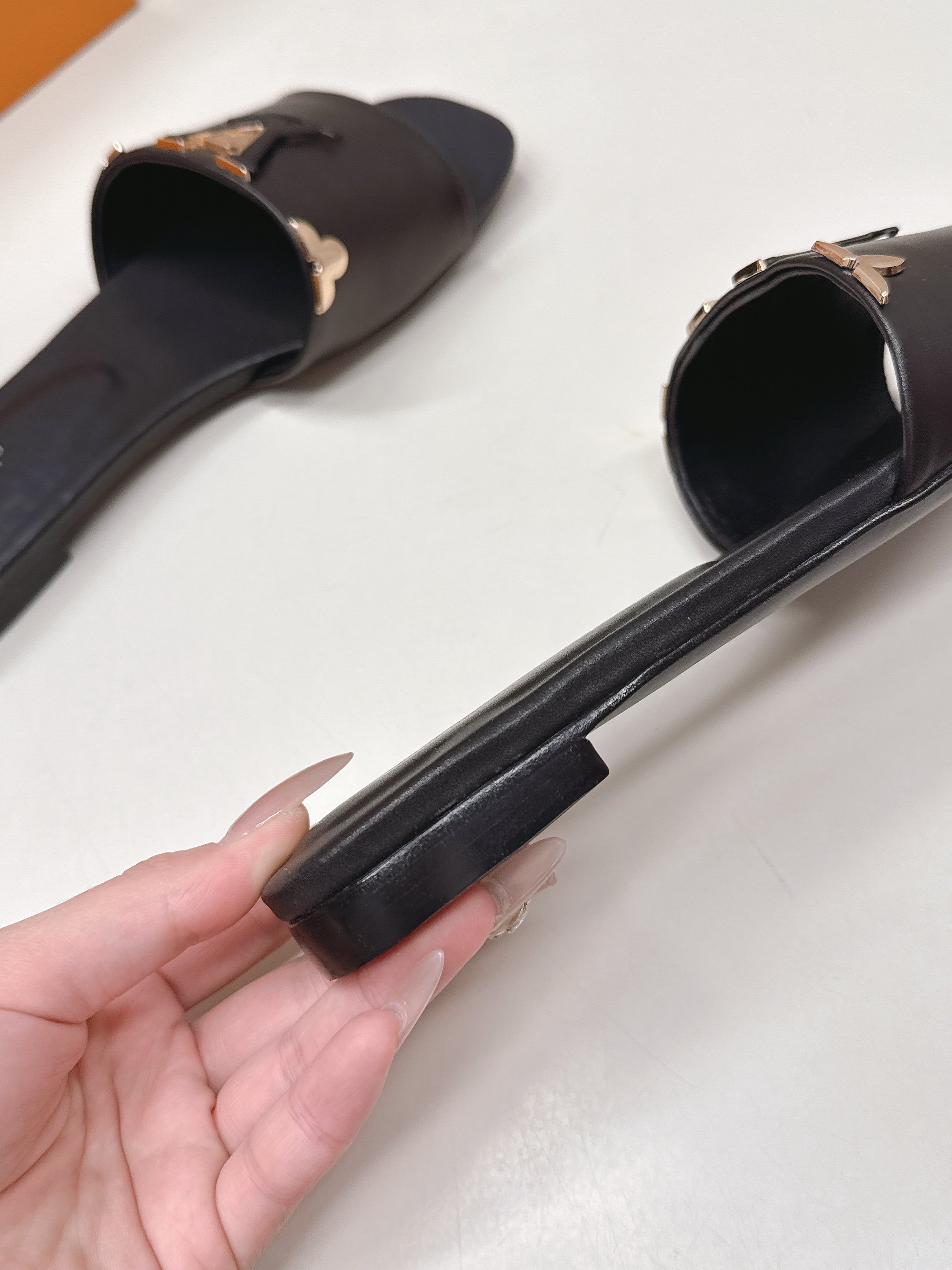 Louis Vuitton 平跟款 LV驴牌 2026系列 春夏新款高跟凉拖鞋 楦型百搭瘦脚yyds 造型立体饱满 上脚舒适 模具饰扣五金