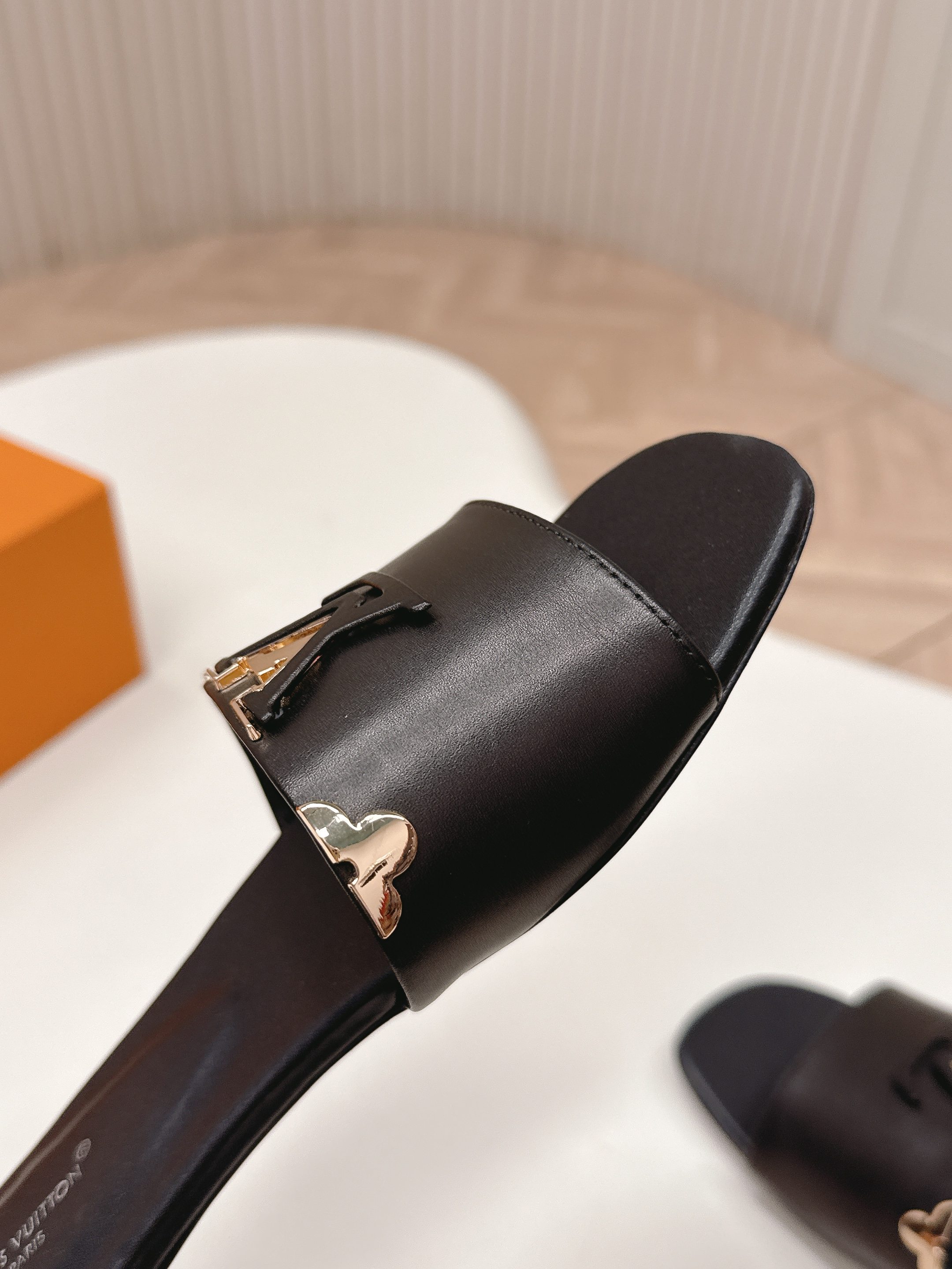 Louis Vuitton 平跟款 LV驴牌 2026系列 春夏新款高跟凉拖鞋 楦型百搭瘦脚yyds 造型立体饱满 上脚舒适 模具饰扣五金