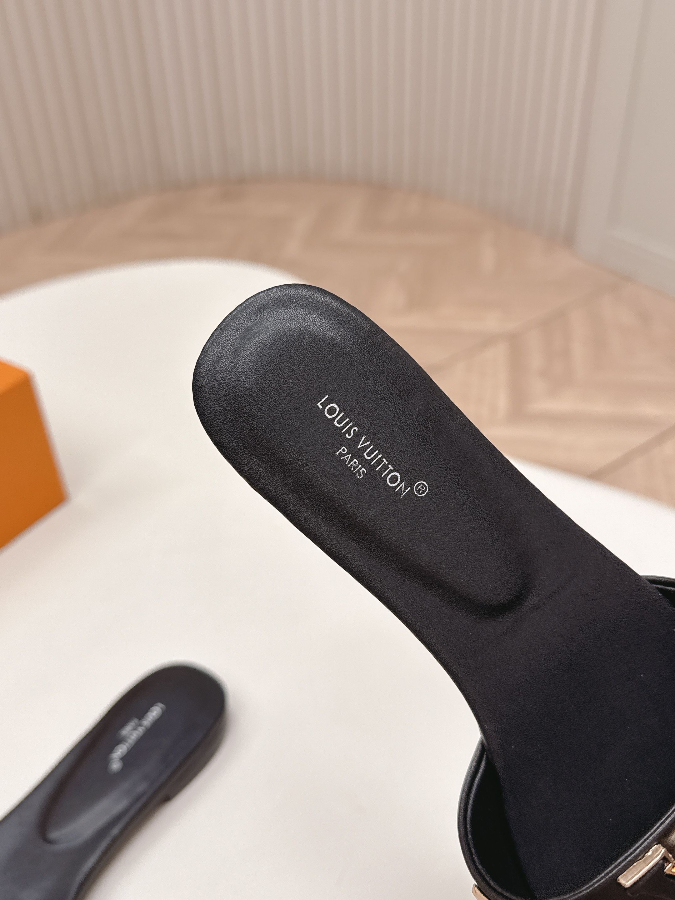 Louis Vuitton 平跟款 LV驴牌 2026系列 春夏新款高跟凉拖鞋 楦型百搭瘦脚yyds 造型立体饱满 上脚舒适 模具饰扣五金