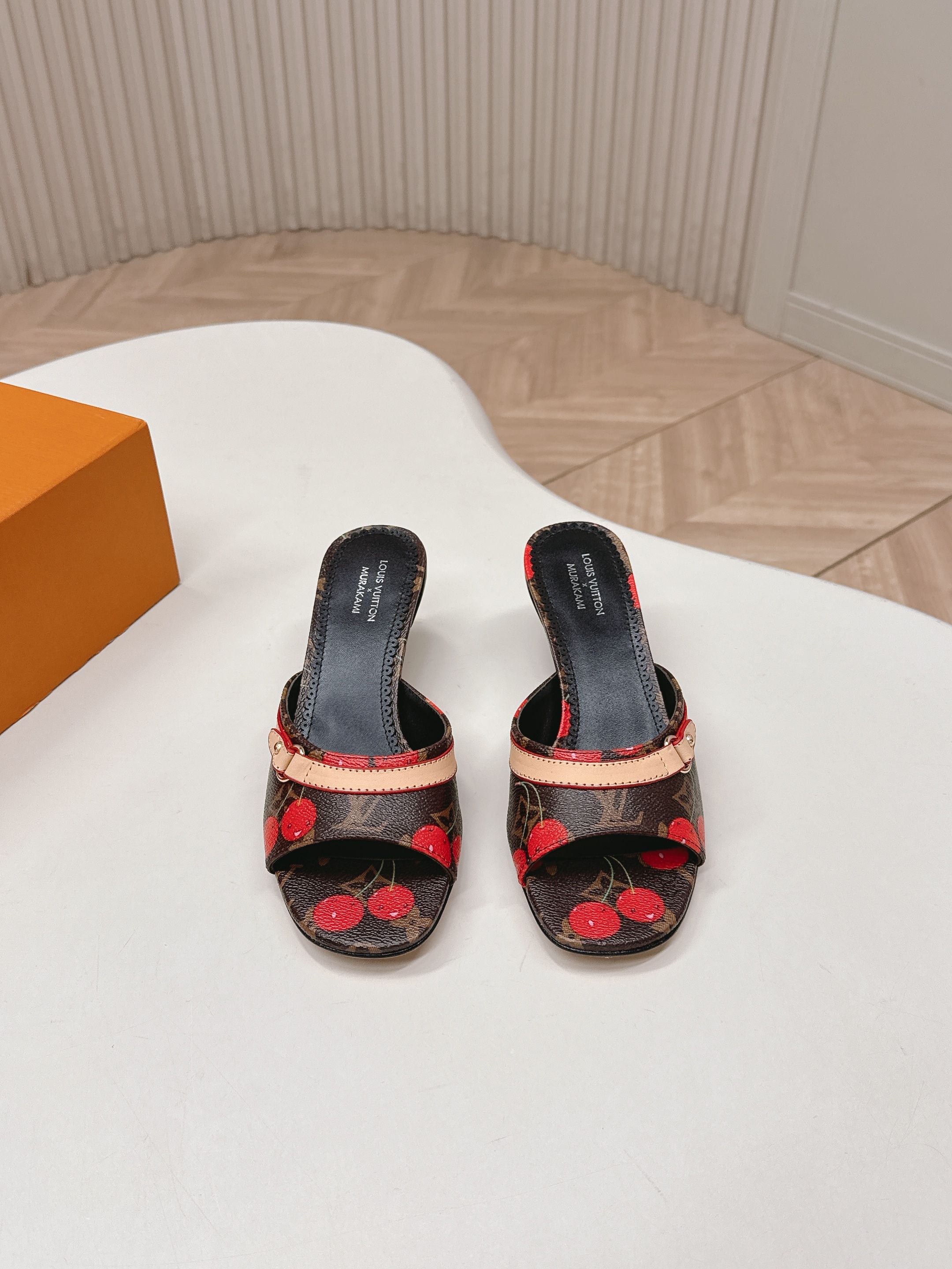 Louis Vuitton 5 5cm印花款 LV驴牌 2026系列 春夏新款高跟凉拖鞋 楦型百搭瘦脚yyds