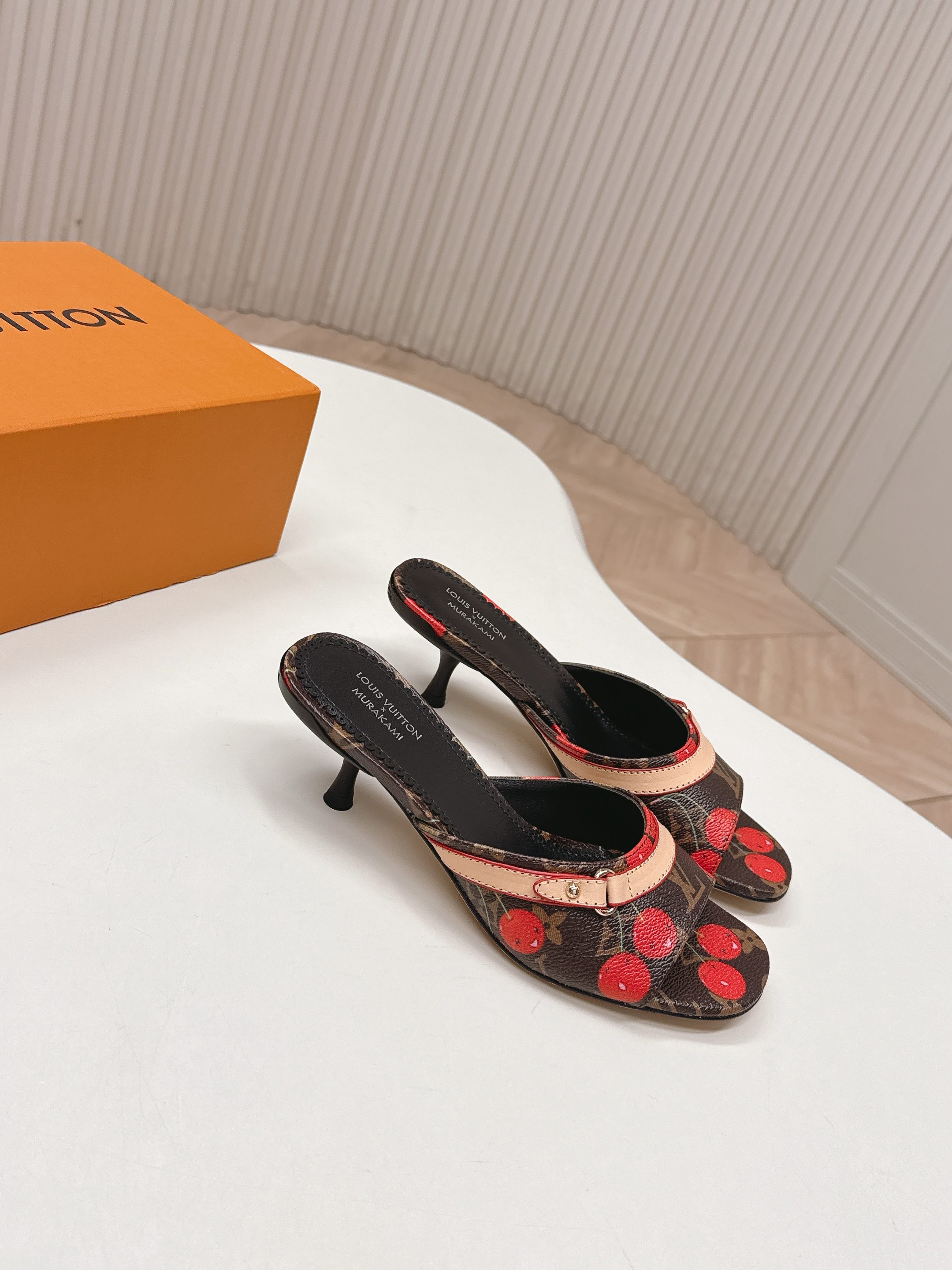 Louis Vuitton 5 5cm印花款 LV驴牌 2026系列 春夏新款高跟凉拖鞋 楦型百搭瘦脚yyds