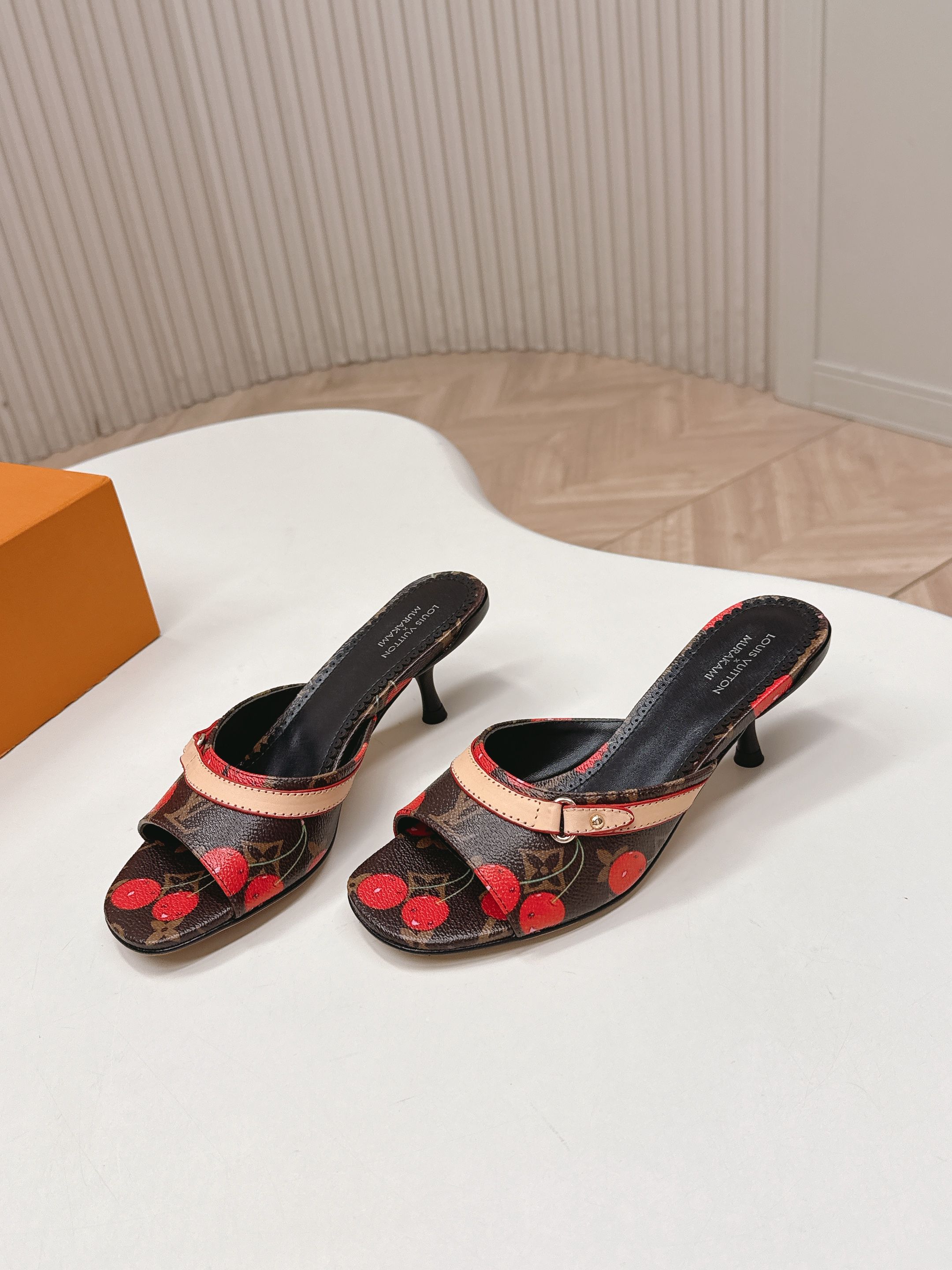 Louis Vuitton 5 5cm印花款 LV驴牌 2026系列 春夏新款高跟凉拖鞋 楦型百搭瘦脚yyds