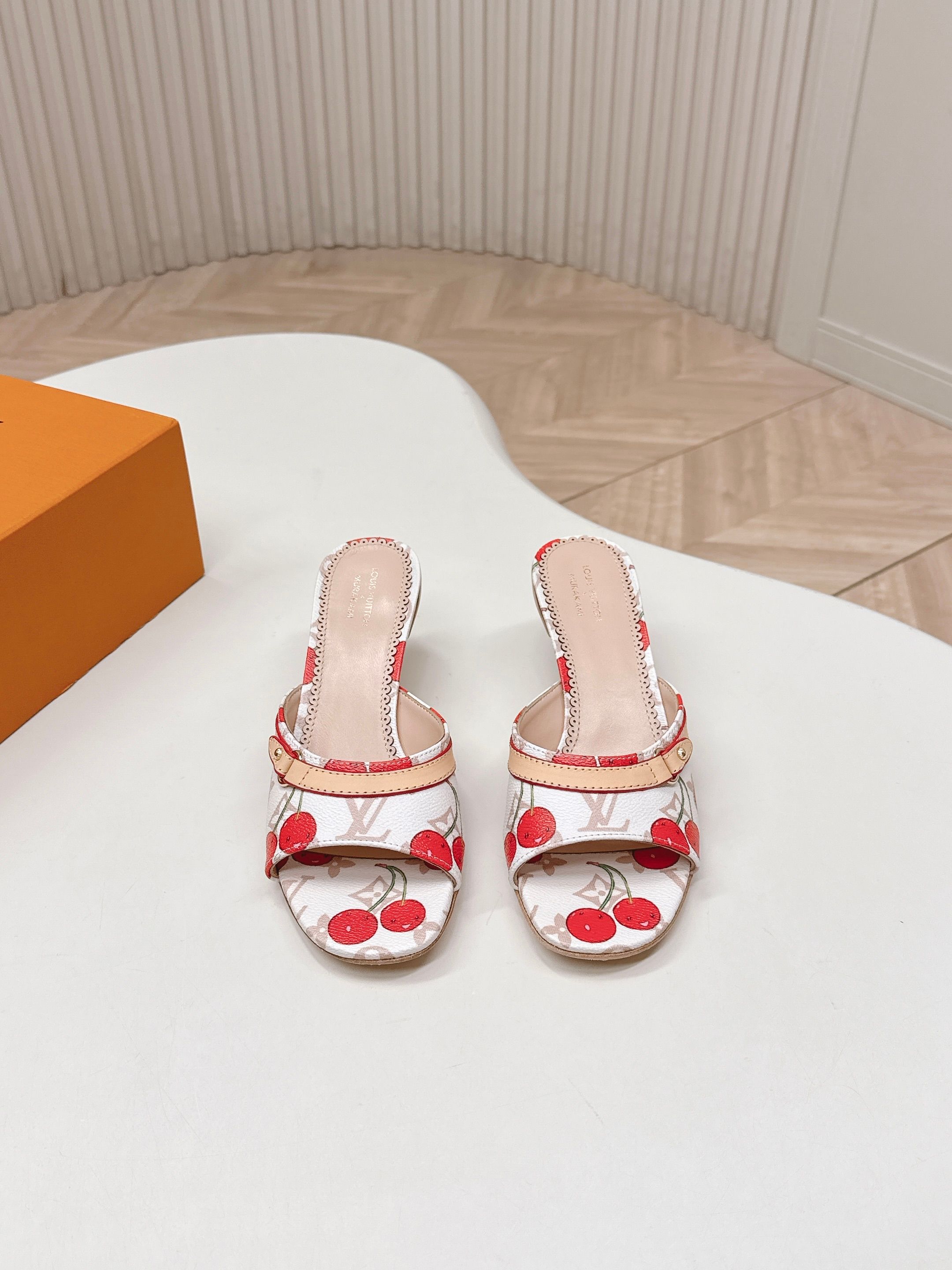 Louis Vuitton 5 5cm印花款 LV驴牌 2026系列 春夏新款高跟凉拖鞋 楦型百搭瘦脚yyds