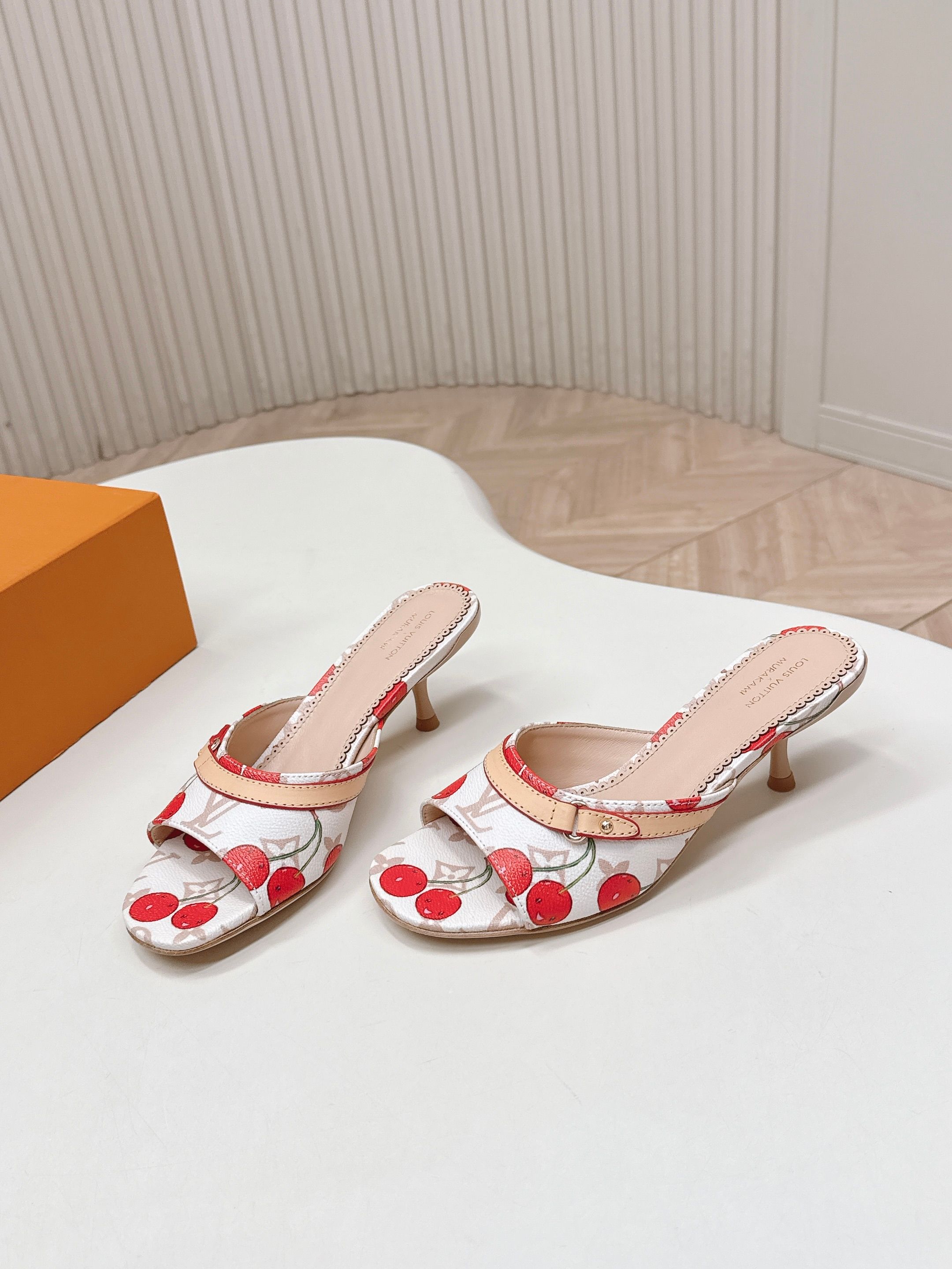 Louis Vuitton 5 5cm印花款 LV驴牌 2026系列 春夏新款高跟凉拖鞋 楦型百搭瘦脚yyds
