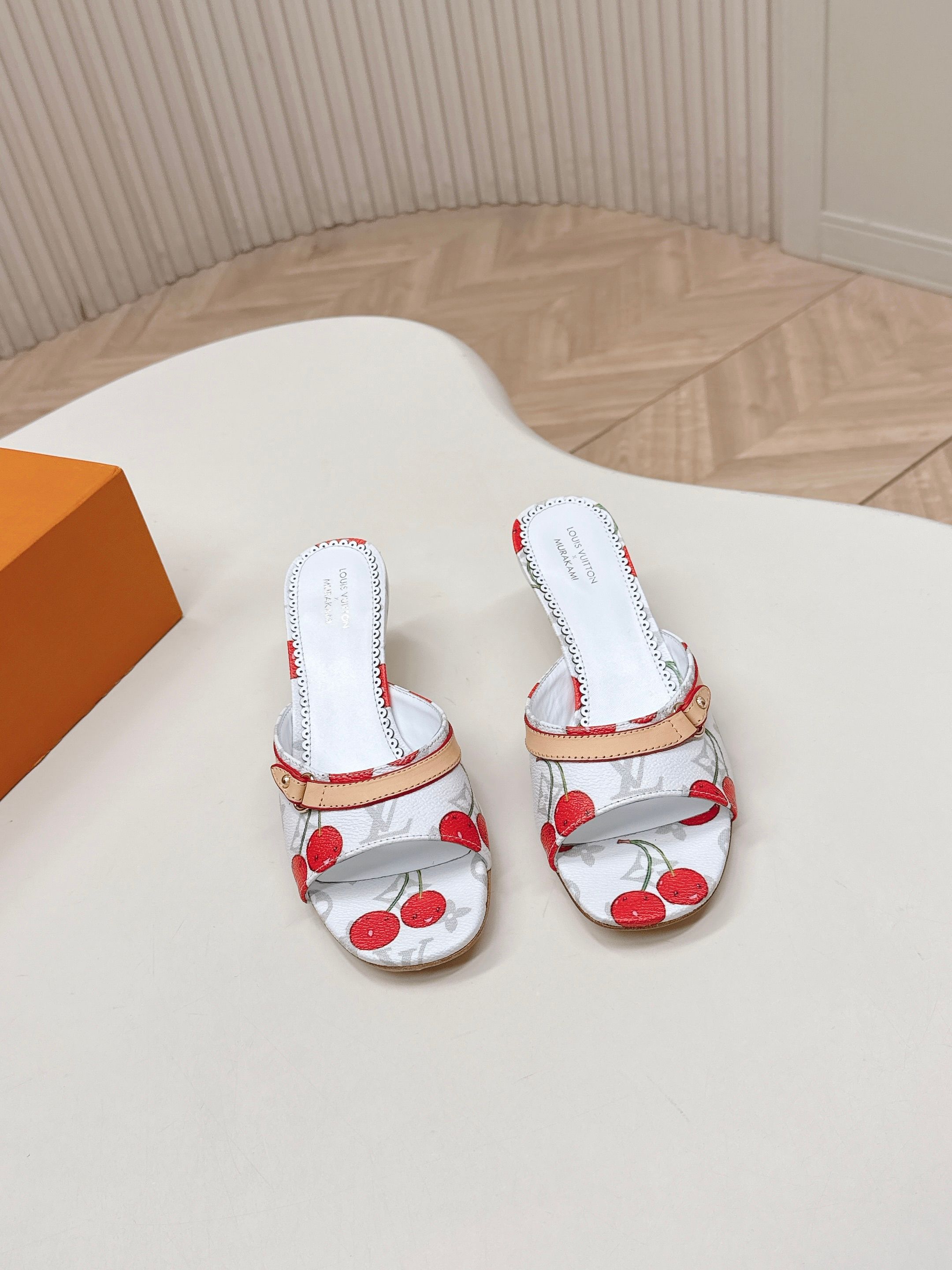 Louis Vuitton 5 5cm印花款 LV驴牌 2026系列 春夏新款高跟凉拖鞋 楦型百搭瘦脚yyds