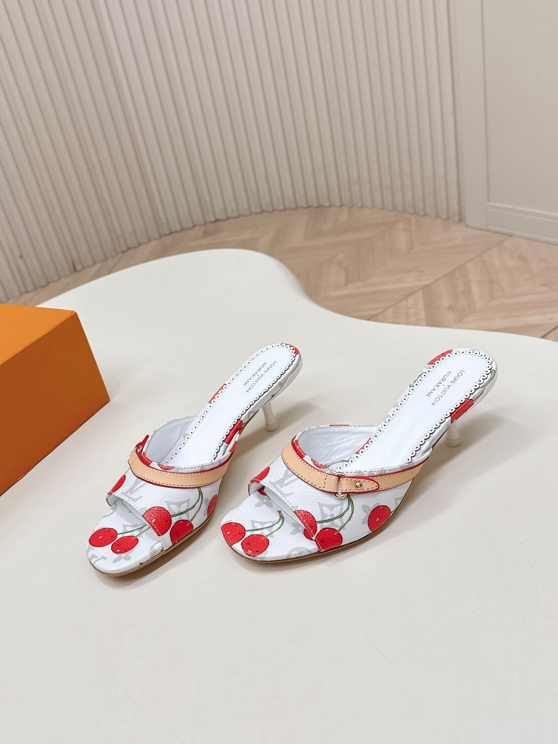 NO:747823,5.5cm printed model from LV Donkey brand 2026 series new high-heeled sandals and slippers for spring and summer. Versatile last shape and slim feet. Three-dimensional and full shape. Comfortable on the foot. Original mold buckle hardware, very retro style and full of aura. The original presbyopic design style is very classic. Perfect details. Upper cowhide. Lining: Sheepskin. Outsole: Italian genuine leather. Size: 35-40 41.42 order, slippers, louis  vuitton,louis vuitton,slippers,cowhide,sheepskin,leather soles198609095.5cm印花款 出LV驴牌 2026系列 春夏新款高跟凉拖鞋 楦型百搭瘦脚yyds.造型立体饱满 上脚舒适 原版模具饰扣五金,非常复古风、气场十足,原版老花设计风格非常经典 细节完美  鞋面牛皮面 内里: 羊皮 大底:意大利真皮大底 Size: 35-40 41.42订,拖鞋,louis vuitton,louis vuitton,slippers,cowhide,sheepskin,Leather soles,Women's Shoes