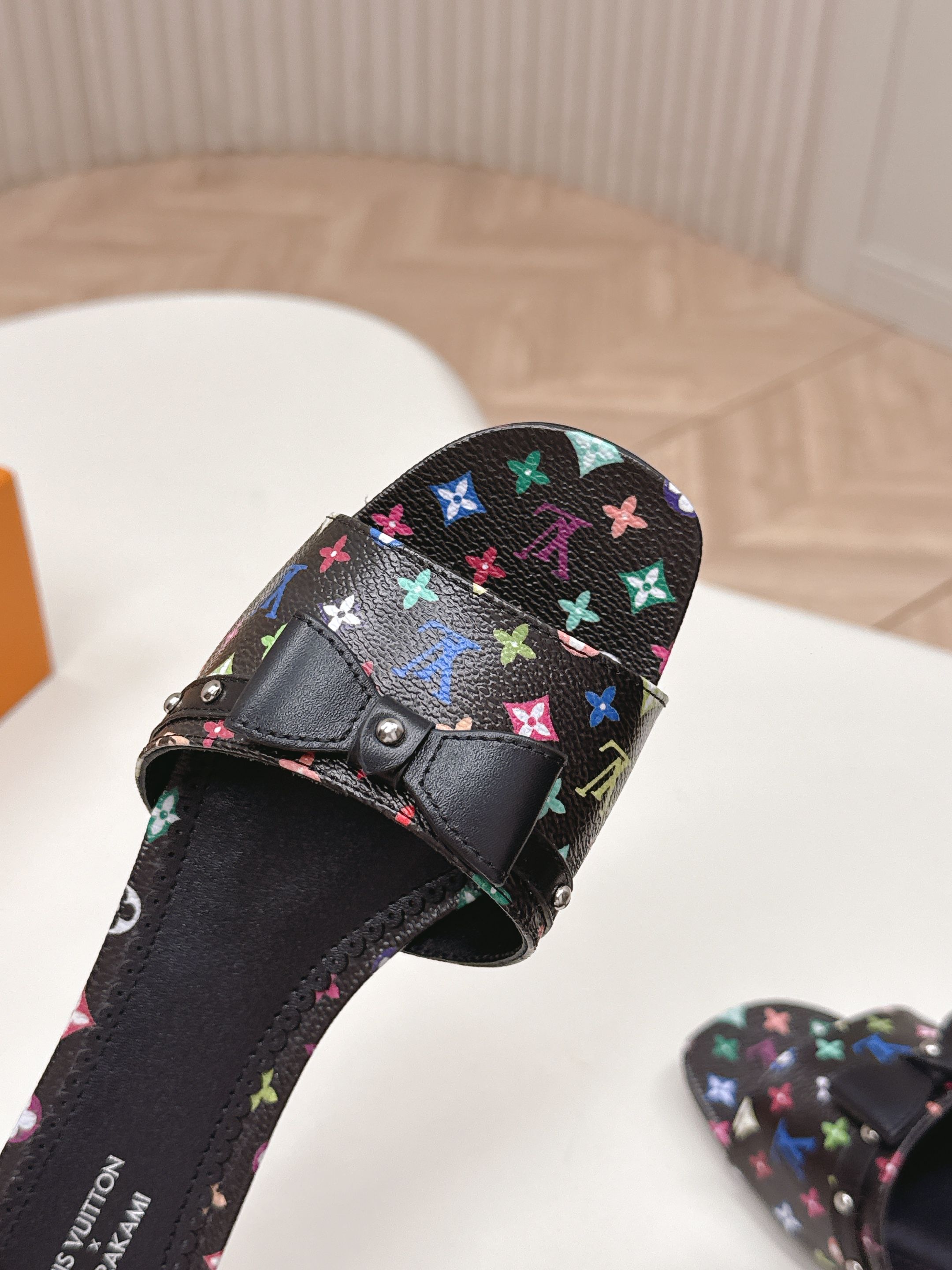Louis Vuitton 平底印花款 LV驴牌 2026系列 春夏新款高跟凉拖鞋 楦型百搭瘦脚yyds 造型立体饱满 上脚舒适 模具饰扣五金