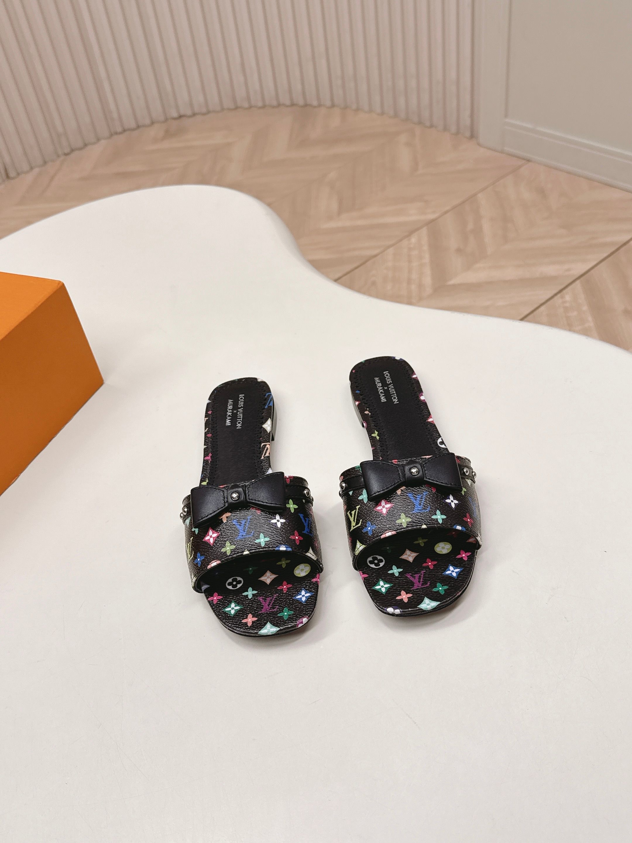 Louis Vuitton 平底印花款 LV驴牌 2026系列 春夏新款高跟凉拖鞋 楦型百搭瘦脚yyds 造型立体饱满 上脚舒适 模具饰扣五金