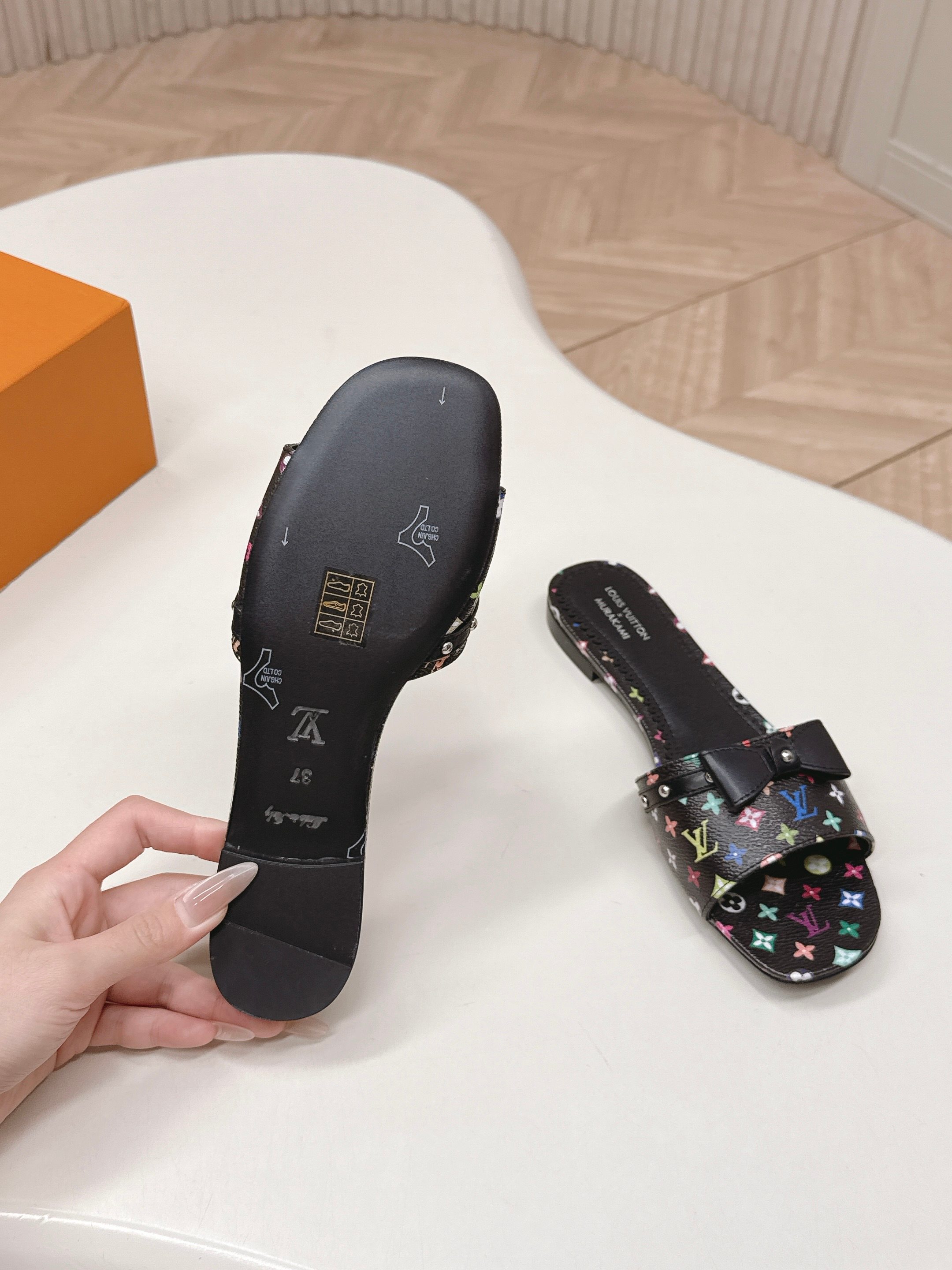 Louis Vuitton 平底印花款 LV驴牌 2026系列 春夏新款高跟凉拖鞋 楦型百搭瘦脚yyds 造型立体饱满 上脚舒适 模具饰扣五金