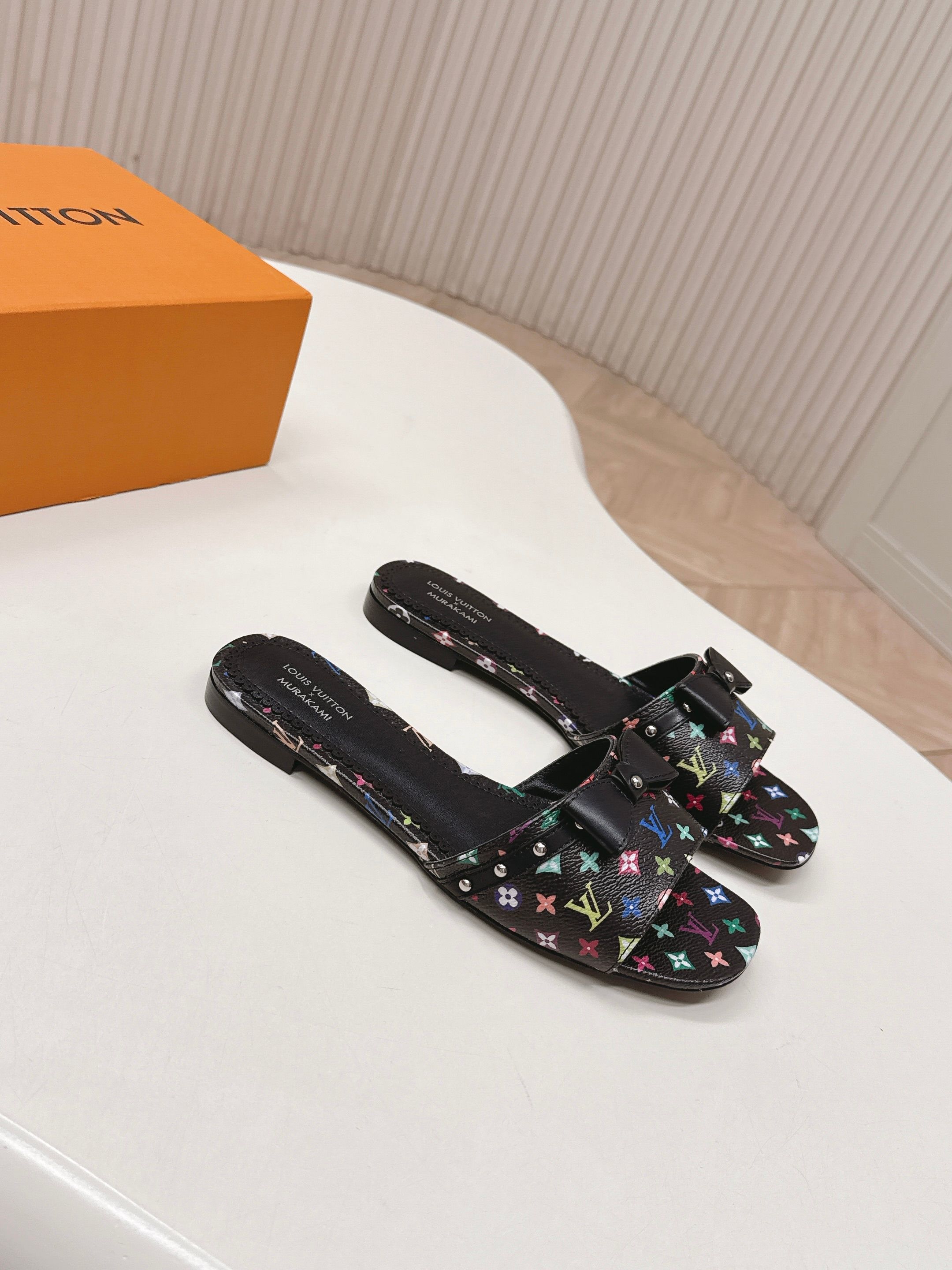 Louis Vuitton 平底印花款 LV驴牌 2026系列 春夏新款高跟凉拖鞋 楦型百搭瘦脚yyds 造型立体饱满 上脚舒适 模具饰扣五金