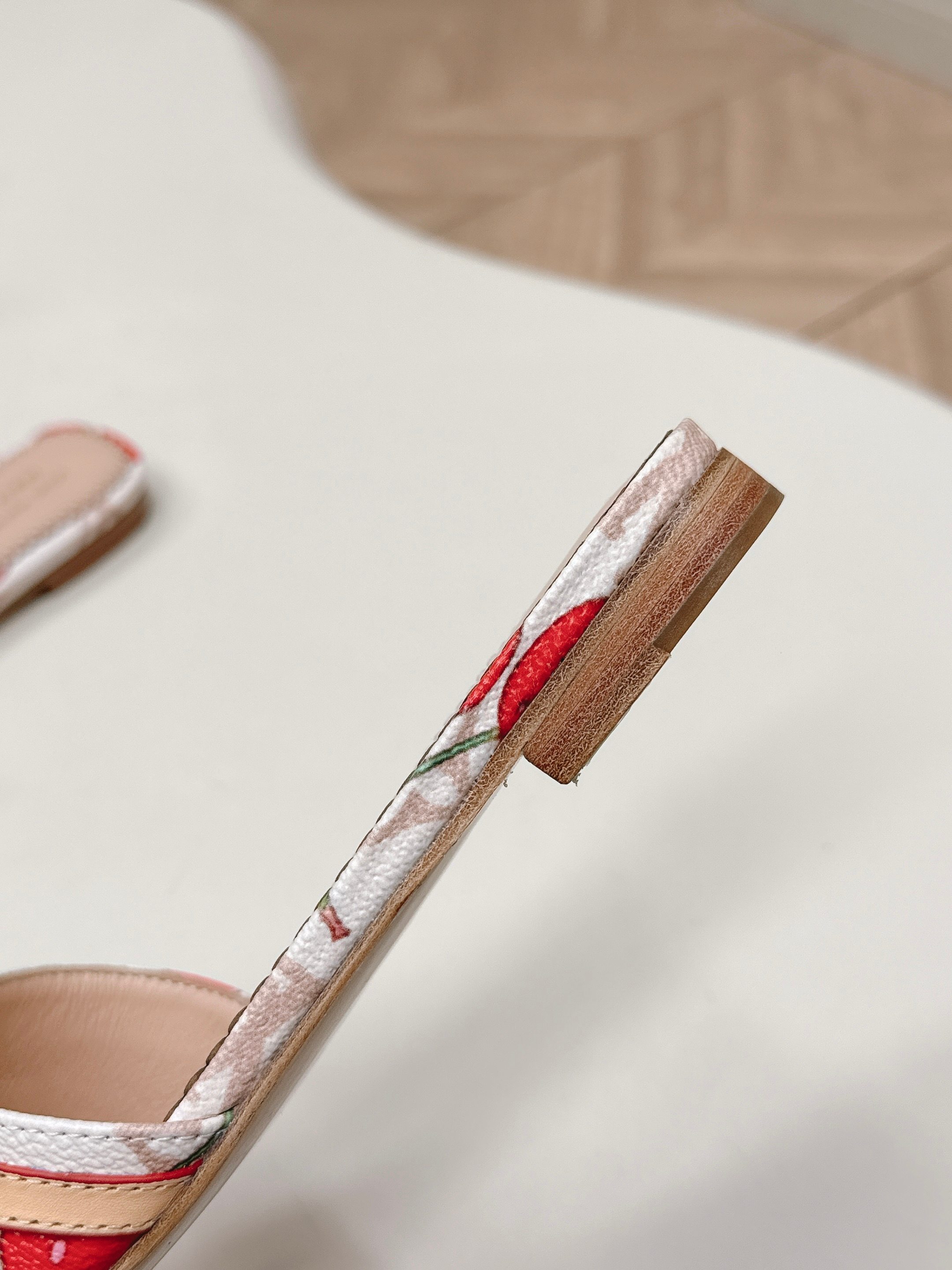 Louis Vuitton 平底印花款 LV驴牌 2026系列 春夏新款高跟凉拖鞋 楦型百搭瘦脚yyds 造型立体饱满 上脚舒适 模具饰扣五金