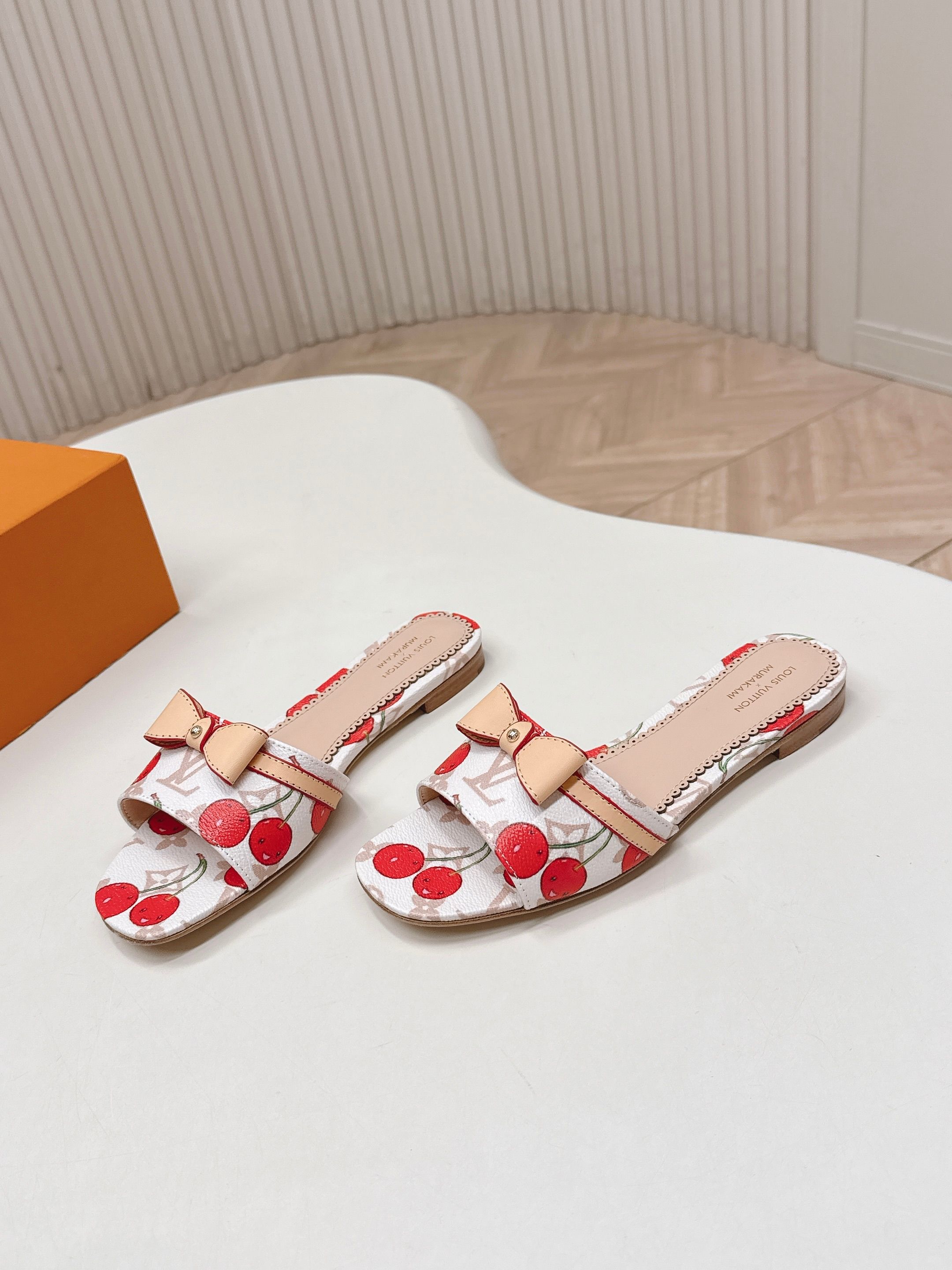 Louis Vuitton 平底印花款 LV驴牌 2026系列 春夏新款高跟凉拖鞋 楦型百搭瘦脚yyds 造型立体饱满 上脚舒适 模具饰扣五金