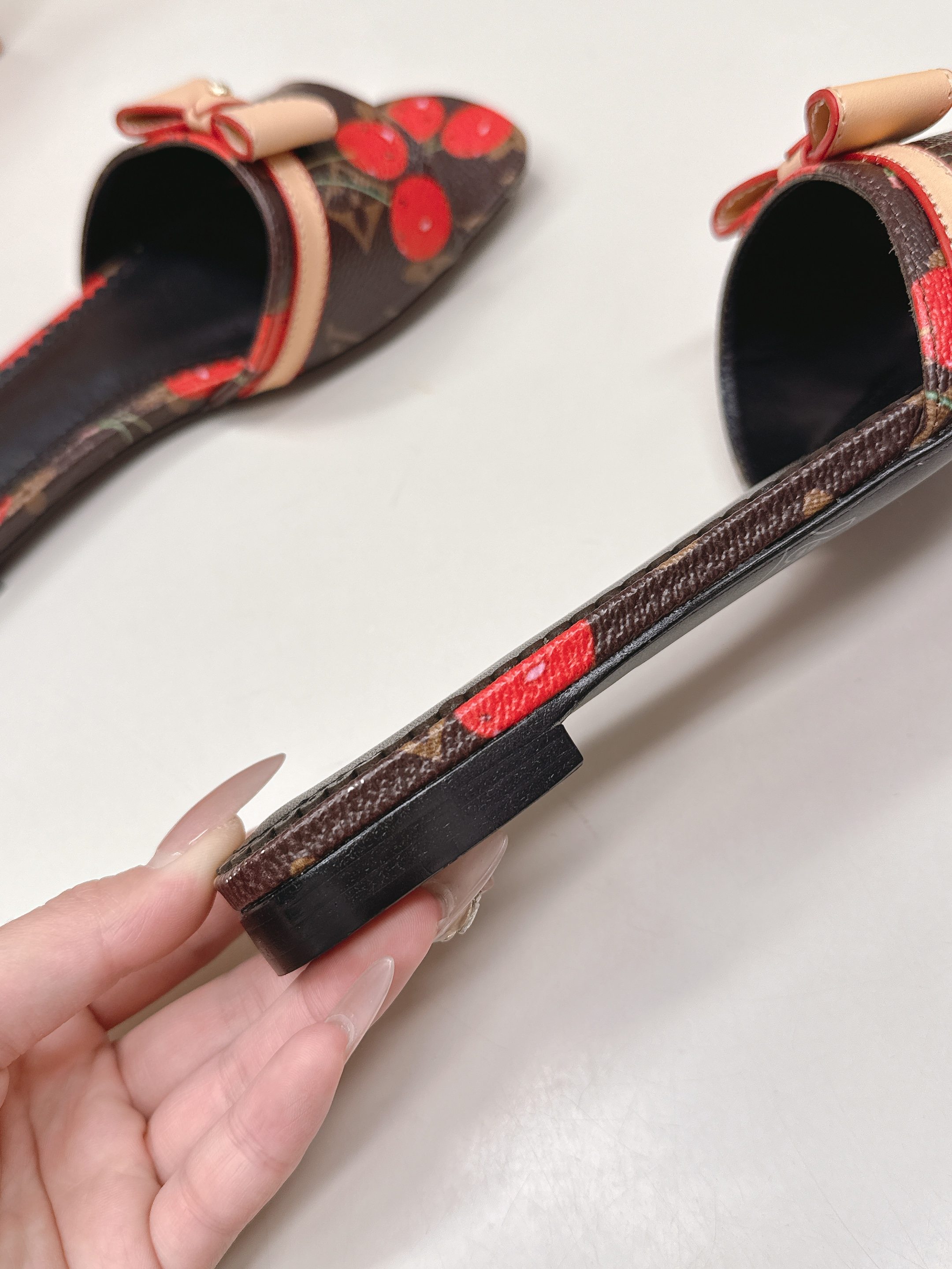 Louis Vuitton 平底印花款 LV驴牌 2026系列 春夏新款高跟凉拖鞋 楦型百搭瘦脚yyds 造型立体饱满 上脚舒适 模具饰扣五金