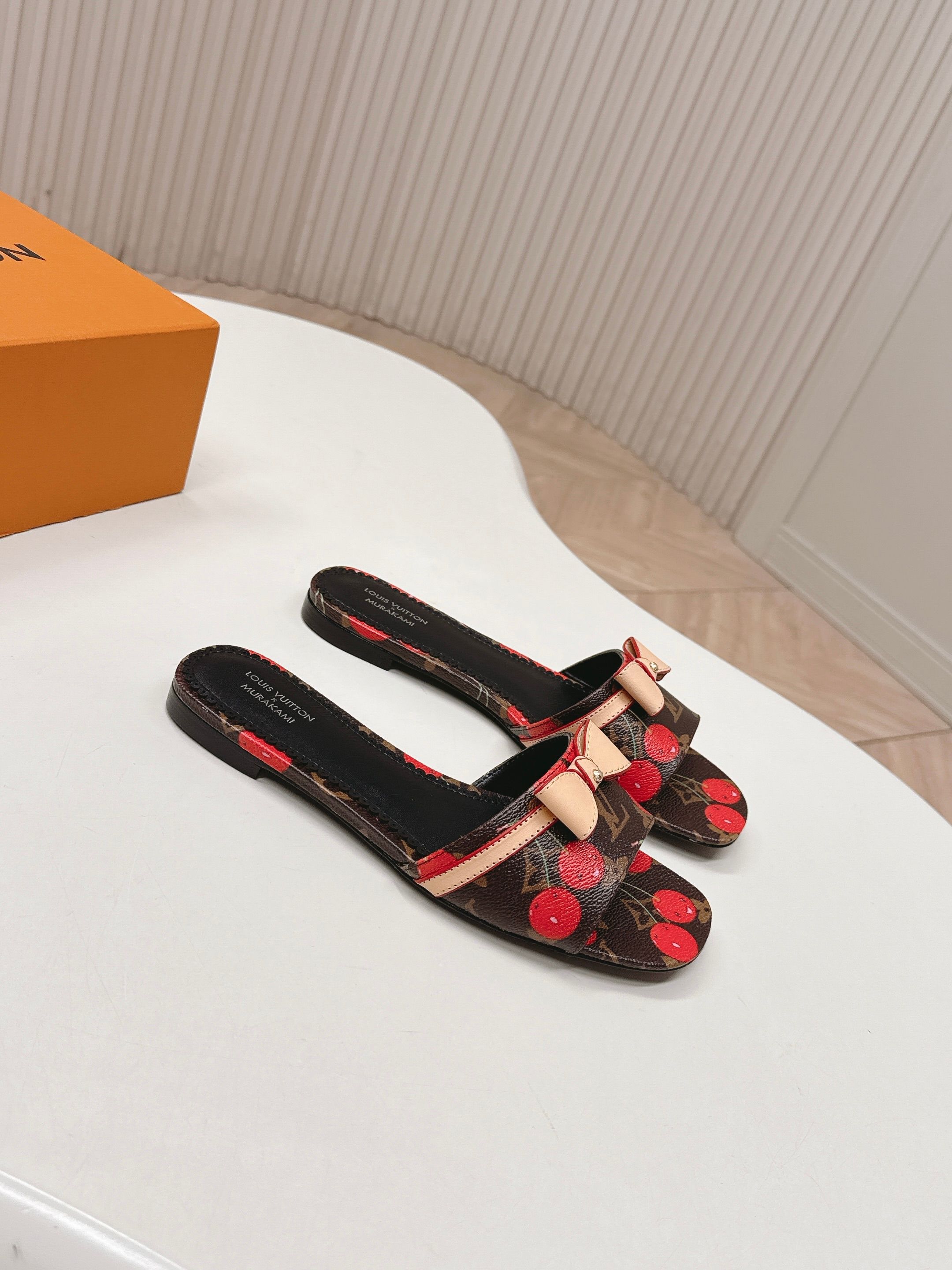 Louis Vuitton 平底印花款 LV驴牌 2026系列 春夏新款高跟凉拖鞋 楦型百搭瘦脚yyds 造型立体饱满 上脚舒适 模具饰扣五金