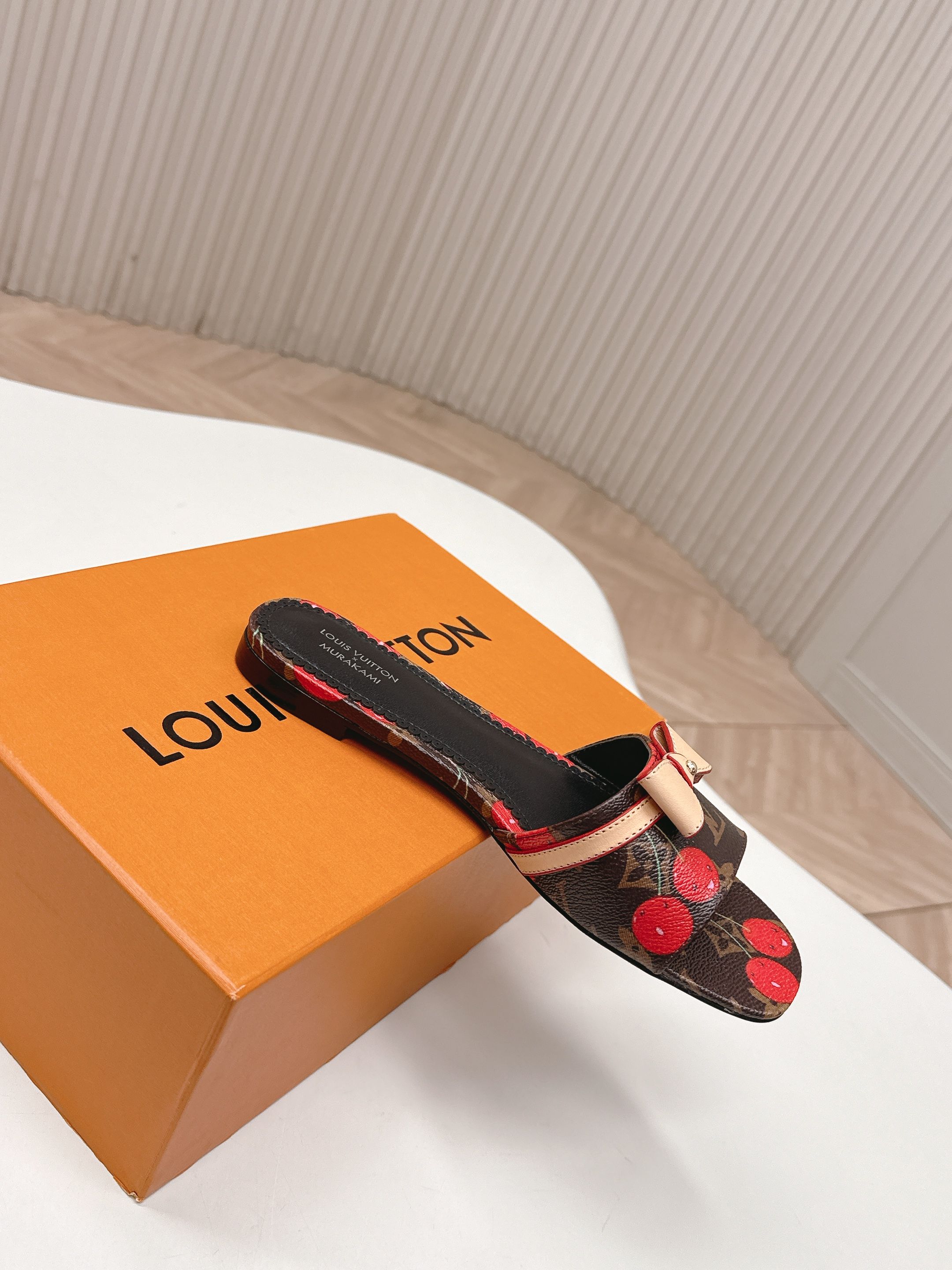 Louis Vuitton 平底印花款 LV驴牌 2026系列 春夏新款高跟凉拖鞋 楦型百搭瘦脚yyds 造型立体饱满 上脚舒适 模具饰扣五金