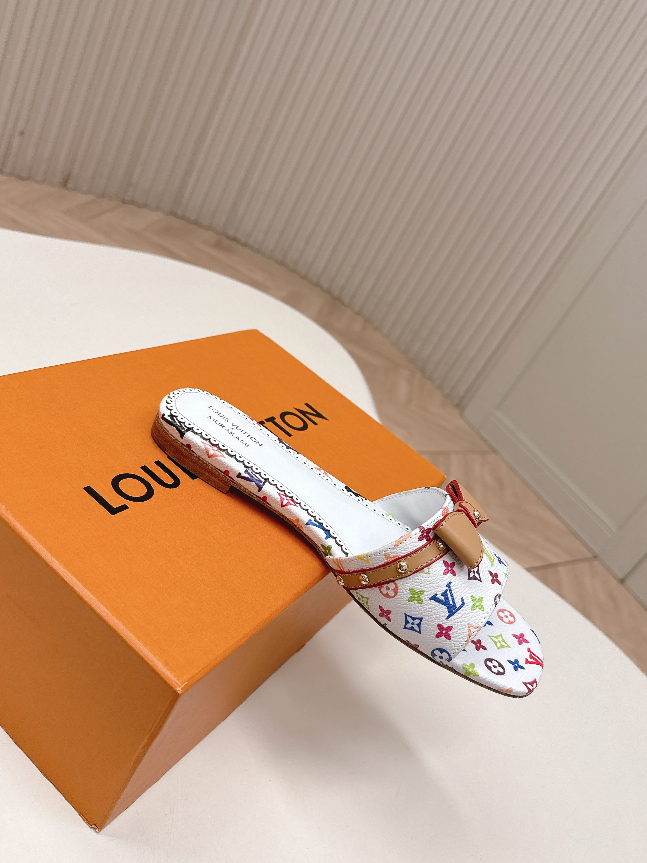 Louis Vuitton 平底印花款 LV驴牌 2026系列 春夏新款高跟凉拖鞋 楦型百搭瘦脚yyds 造型立体饱满 上脚舒适 模具饰扣五金
