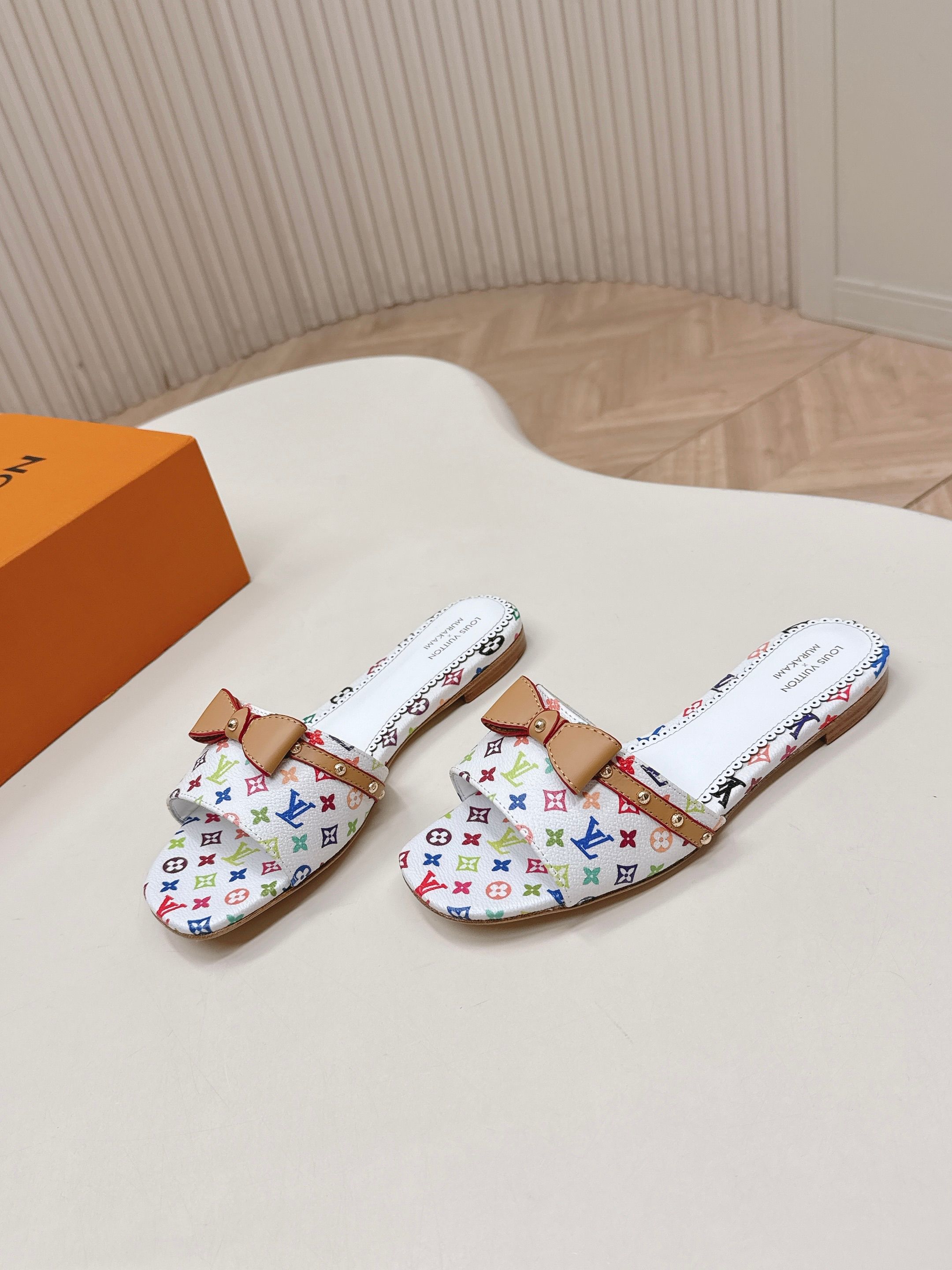 NO:747829,Flat printed model from LV Donkey brand 2026 series new high-heeled sandals for spring and summer. Versatile last shape and slim feet yyds. Three-dimensional and full shape, comfortable on the foot. Original mold buckle hardware, very retro style, full of aura, original presbyopic design style is very classic, perfect details. Upper cowhide surface. Inner: sheepskin. Outsole: Italian genuine leather outsole. Size: 35-40 41.42 order, slippers, louis.  vuitton,louis vuitton,slippers,cowhide,sheepskin,leather soles19860909平底印花款 出LV驴牌 2026系列 春夏新款高跟凉拖鞋 楦型百搭瘦脚yyds.造型立体饱满 上脚舒适 原版模具饰扣五金,非常复古风、气场十足,原版老花设计风格非常经典 细节完美  鞋面牛皮面 内里: 羊皮 大底:意大利真皮大底 Size: 35-40 41.42订,拖鞋,louis vuitton,louis vuitton,slippers,cowhide,sheepskin,Leather soles,Women's Shoes