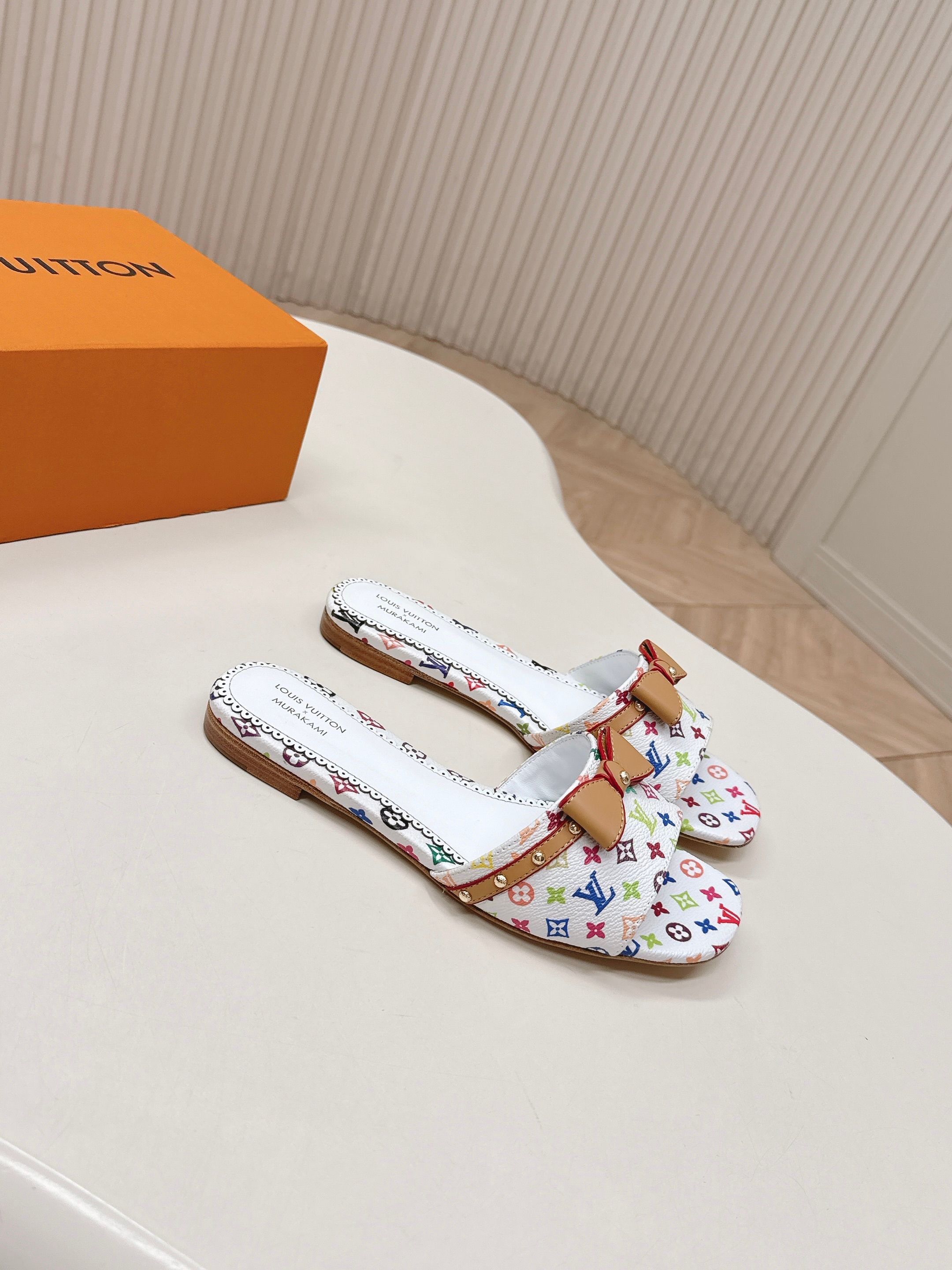 Louis Vuitton 平底印花款 LV驴牌 2026系列 春夏新款高跟凉拖鞋 楦型百搭瘦脚yyds 造型立体饱满 上脚舒适 模具饰扣五金