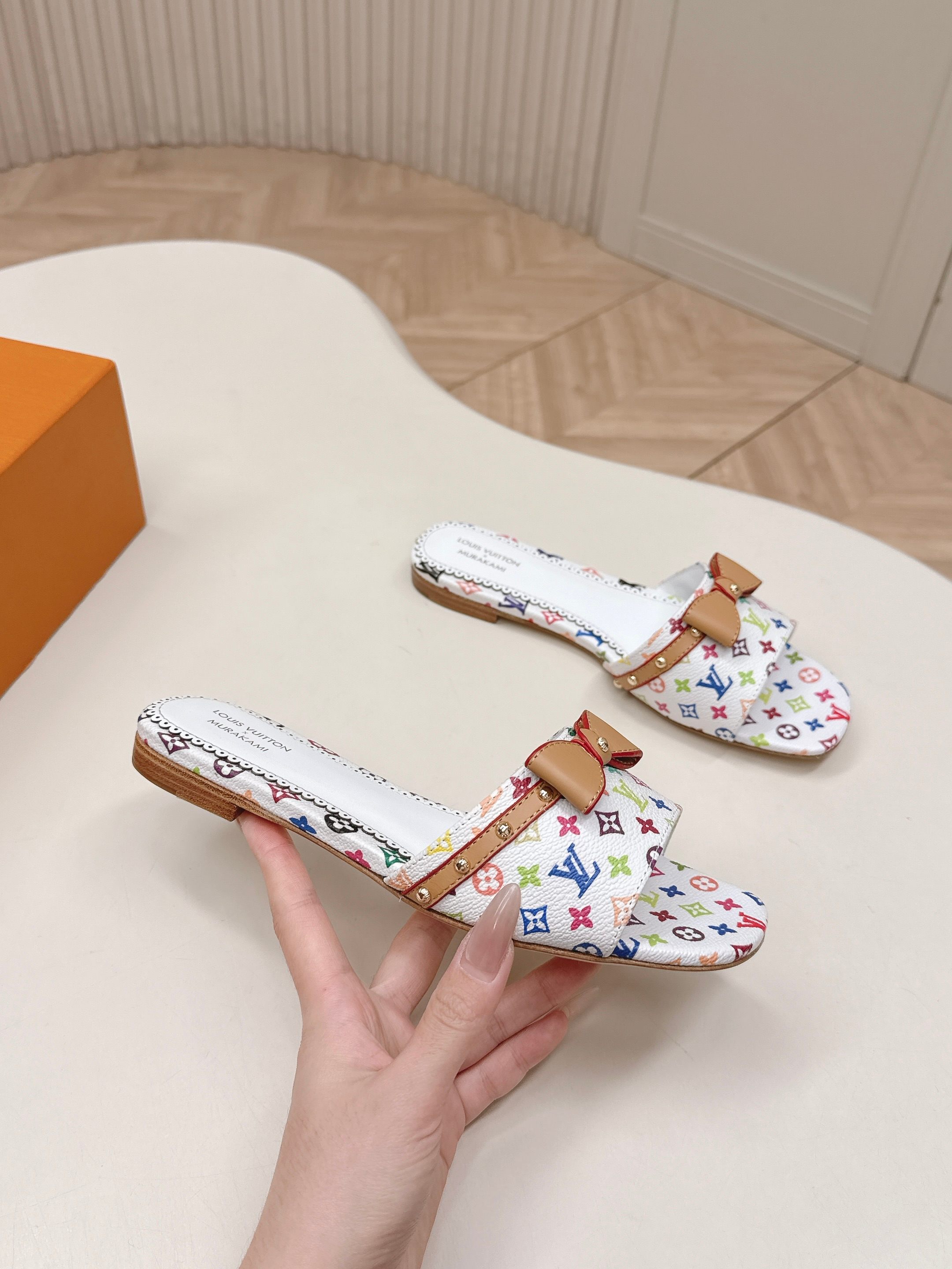 Louis Vuitton 平底印花款 LV驴牌 2026系列 春夏新款高跟凉拖鞋 楦型百搭瘦脚yyds 造型立体饱满 上脚舒适 模具饰扣五金