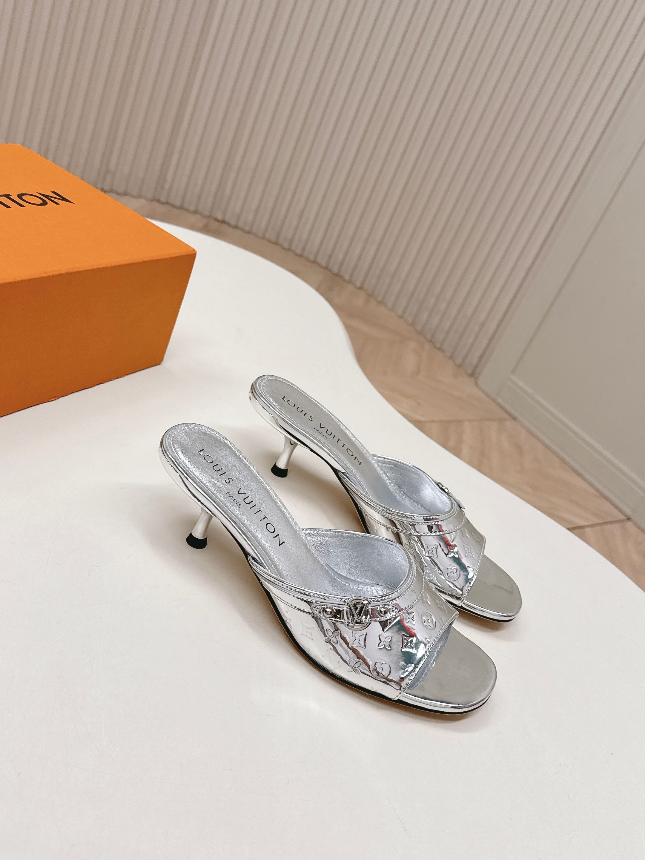 Louis Vuitton LV驴牌 2026系列 春夏新款高跟凉拖鞋 楦型百搭瘦脚yyds 造型立体饱满 上脚舒适 模具饰扣五金