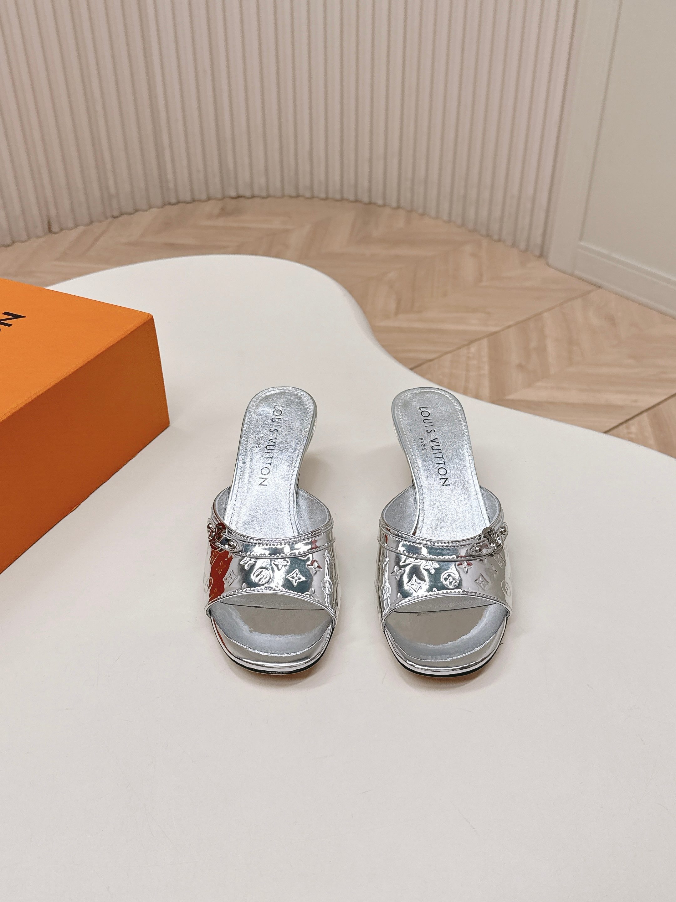 Louis Vuitton LV驴牌 2026系列 春夏新款高跟凉拖鞋 楦型百搭瘦脚yyds 造型立体饱满 上脚舒适 模具饰扣五金