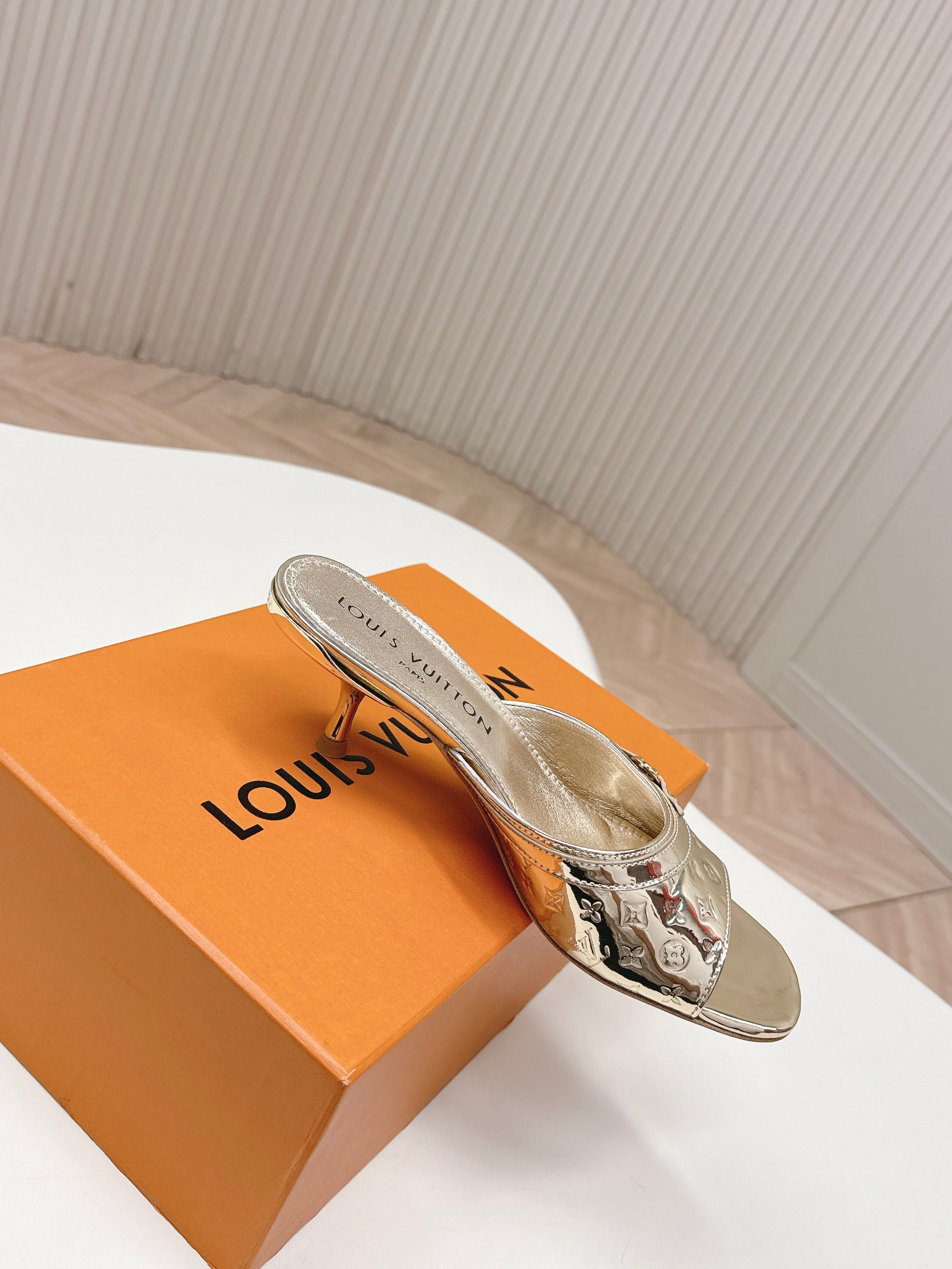 Louis Vuitton LV驴牌 2026系列 春夏新款高跟凉拖鞋 楦型百搭瘦脚yyds 造型立体饱满 上脚舒适 模具饰扣五金