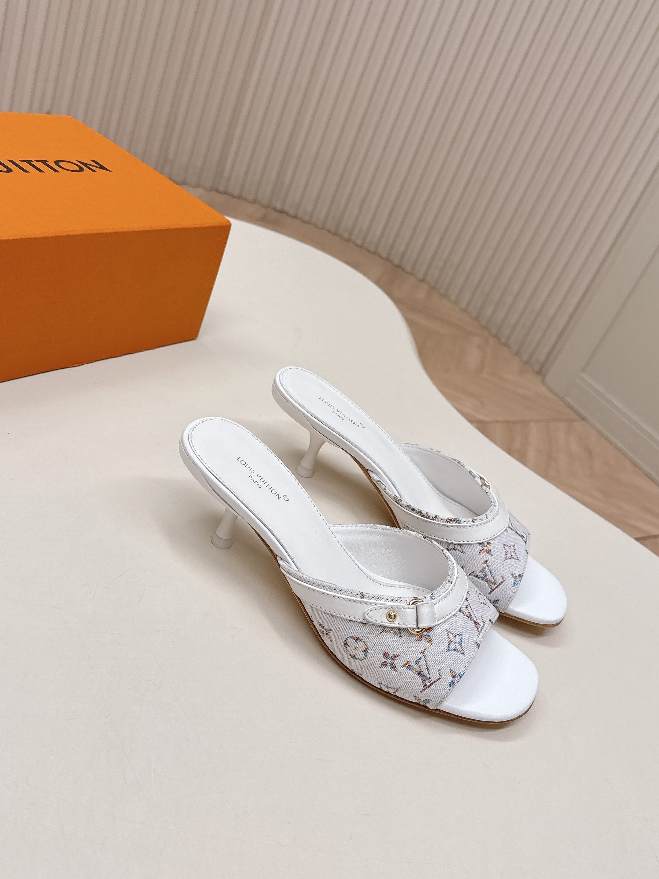 Louis Vuitton LV驴牌 2026系列 春夏新款高跟凉拖鞋 楦型百搭瘦脚yyds 造型立体饱满 上脚舒适 模具饰扣五金
