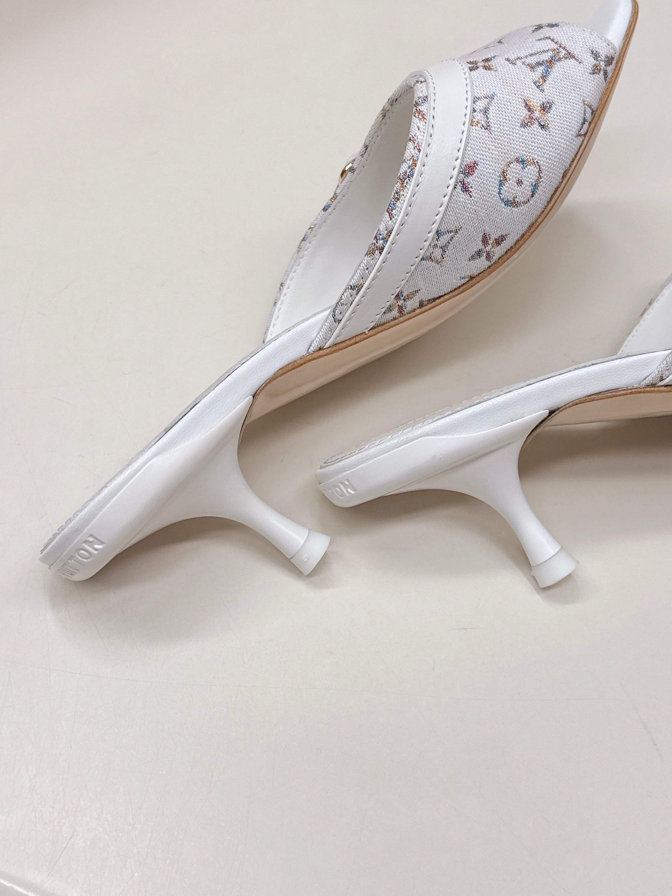 Louis Vuitton LV驴牌 2026系列 春夏新款高跟凉拖鞋 楦型百搭瘦脚yyds 造型立体饱满 上脚舒适 模具饰扣五金
