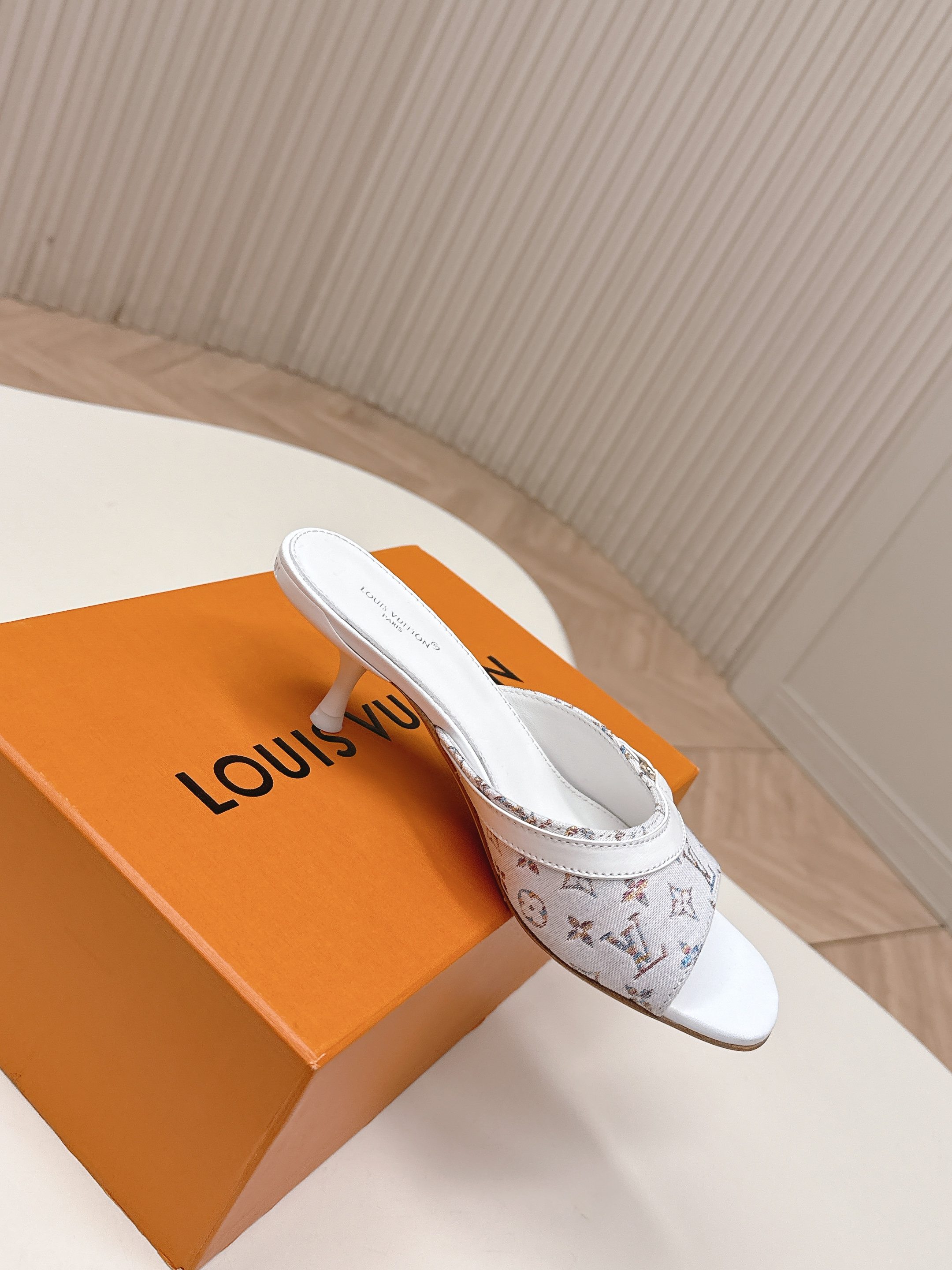 Louis Vuitton LV驴牌 2026系列 春夏新款高跟凉拖鞋 楦型百搭瘦脚yyds 造型立体饱满 上脚舒适 模具饰扣五金