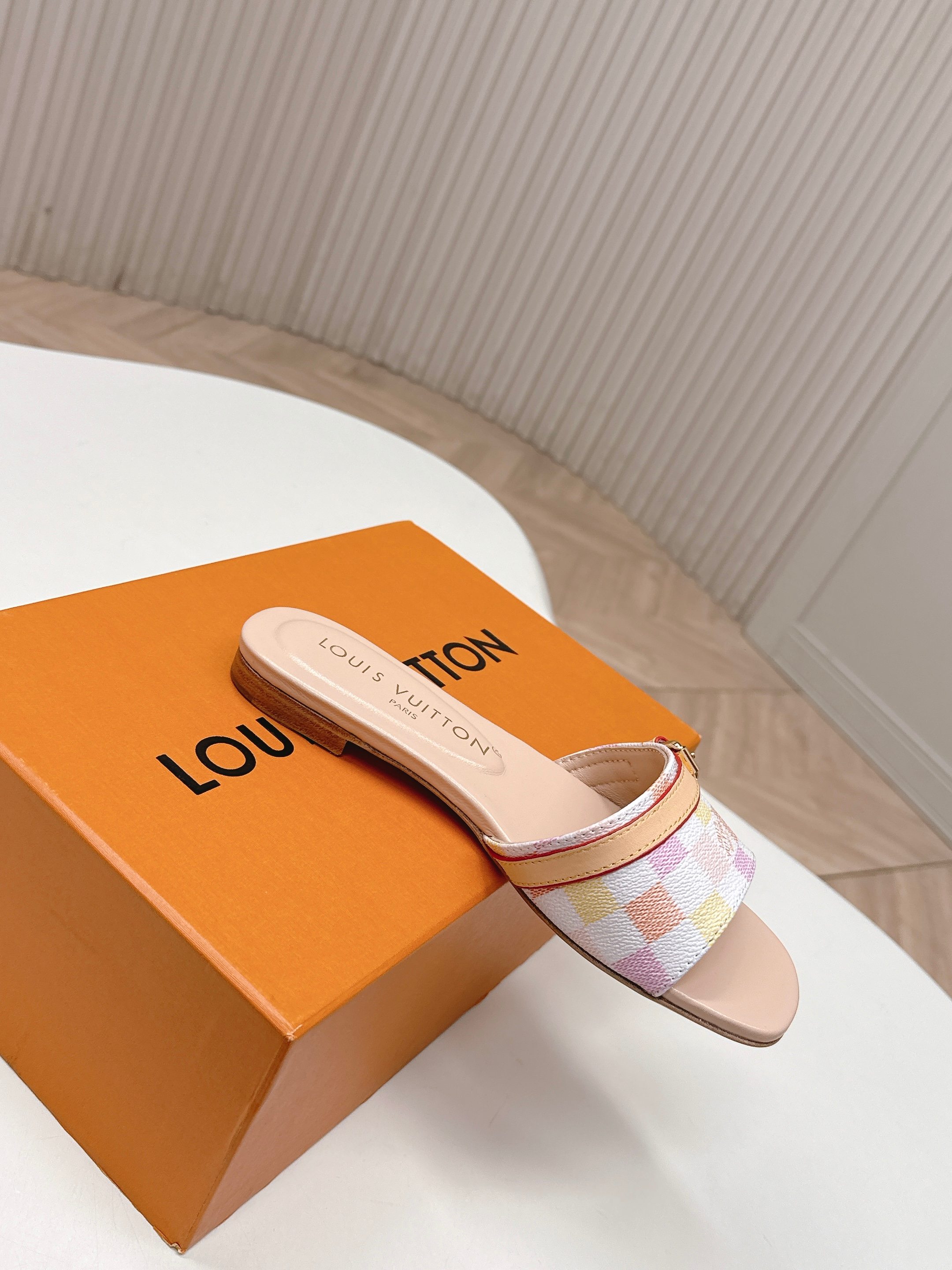 Louis Vuitton LV驴牌 2026系列 春夏新款高跟凉拖鞋 楦型百搭瘦脚yyds 造型立体饱满 上脚舒适 模具饰扣五金