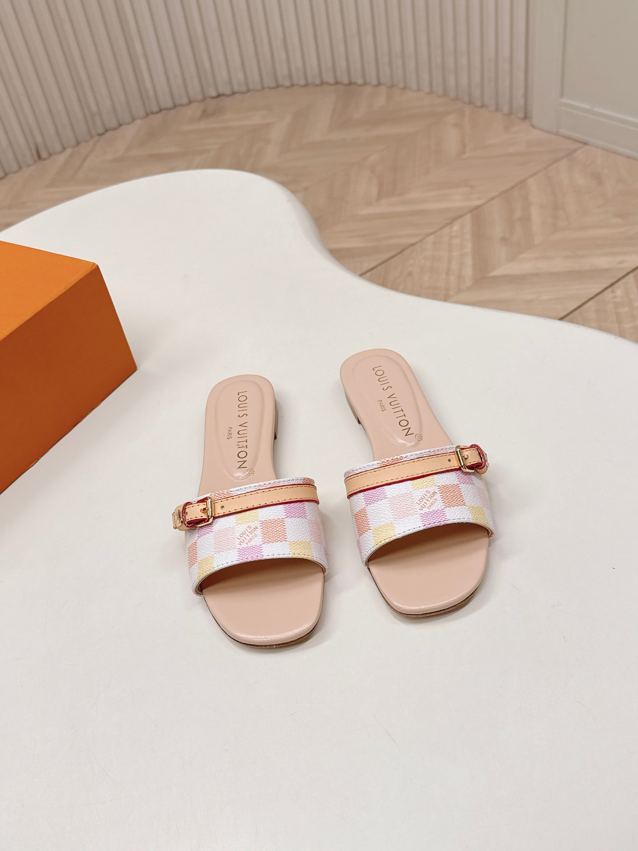 NO:747834,LV Donkey brand 2026 series new spring and summer high-heeled sandals, last type, versatile and slim feet, yyds. Three-dimensional and full shape, comfortable on the foot, original mold buckle hardware, very retro style, full of aura, original presbyopic design style is very classic, perfect details, upper cowhide surface, lining: sheepskin, outsole: Italian genuine leather outsole, Size: 35-40, 41.42 order, slippers, louis vuitton, louis  vuitton,slippers,cowhide,sheepskin,leather soles19860909出LV驴牌 2026系列 春夏新款高跟凉拖鞋 楦型百搭瘦脚yyds.造型立体饱满 上脚舒适 原版模具饰扣五金,非常复古风、气场十足,原版老花设计风格非常经典 细节完美  鞋面牛皮面 内里: 羊皮 大底:意大利真皮大底 Size: 35-40 41.42订,拖鞋,louis vuitton,louis vuitton,slippers,cowhide,sheepskin,Leather soles,Women's Shoes