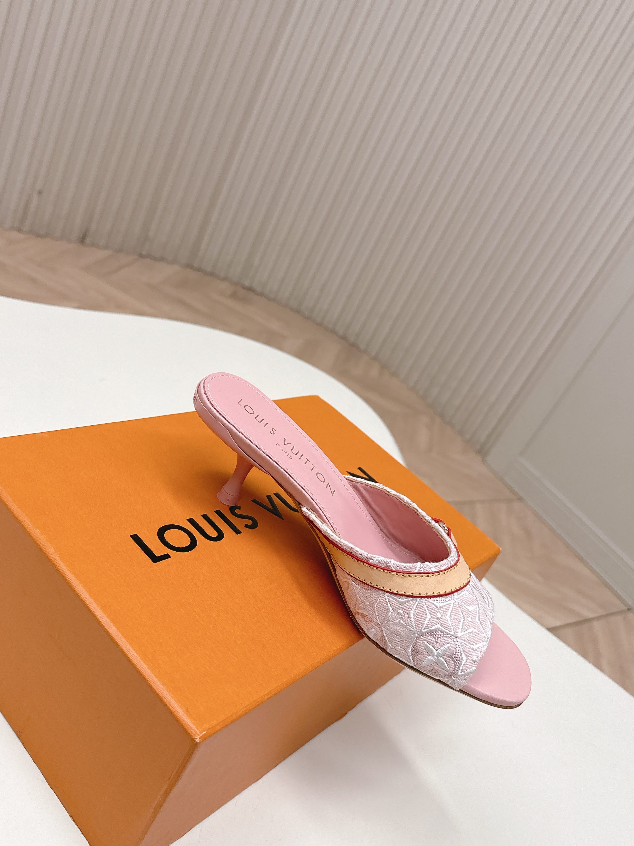 Louis Vuitton 电绣款 LV驴牌 2026系列 春夏新款高跟凉拖鞋 楦型百搭瘦脚yyds 造型立体饱满 上脚舒适 模具饰扣五金