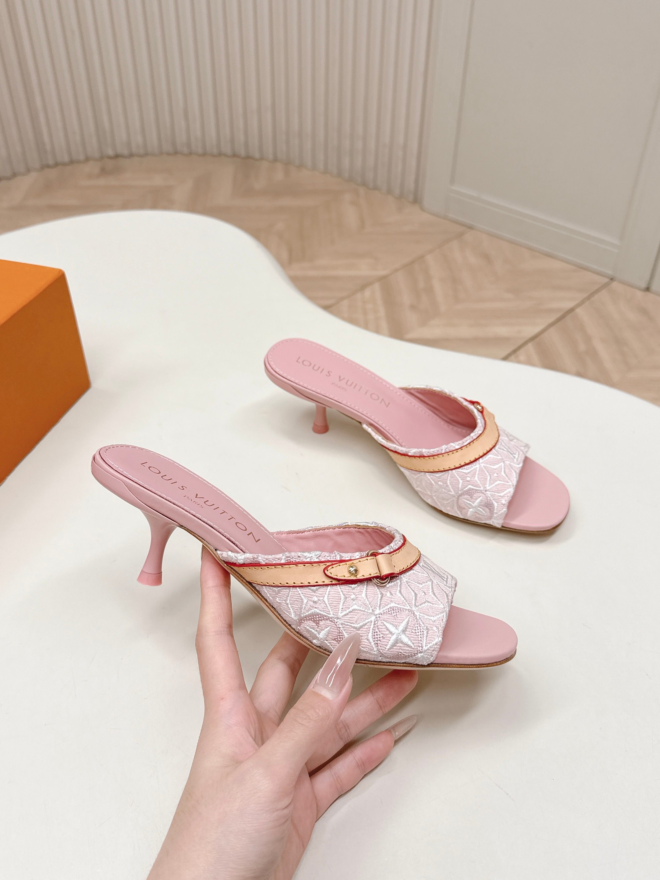 Louis Vuitton 电绣款 LV驴牌 2026系列 春夏新款高跟凉拖鞋 楦型百搭瘦脚yyds 造型立体饱满 上脚舒适 模具饰扣五金